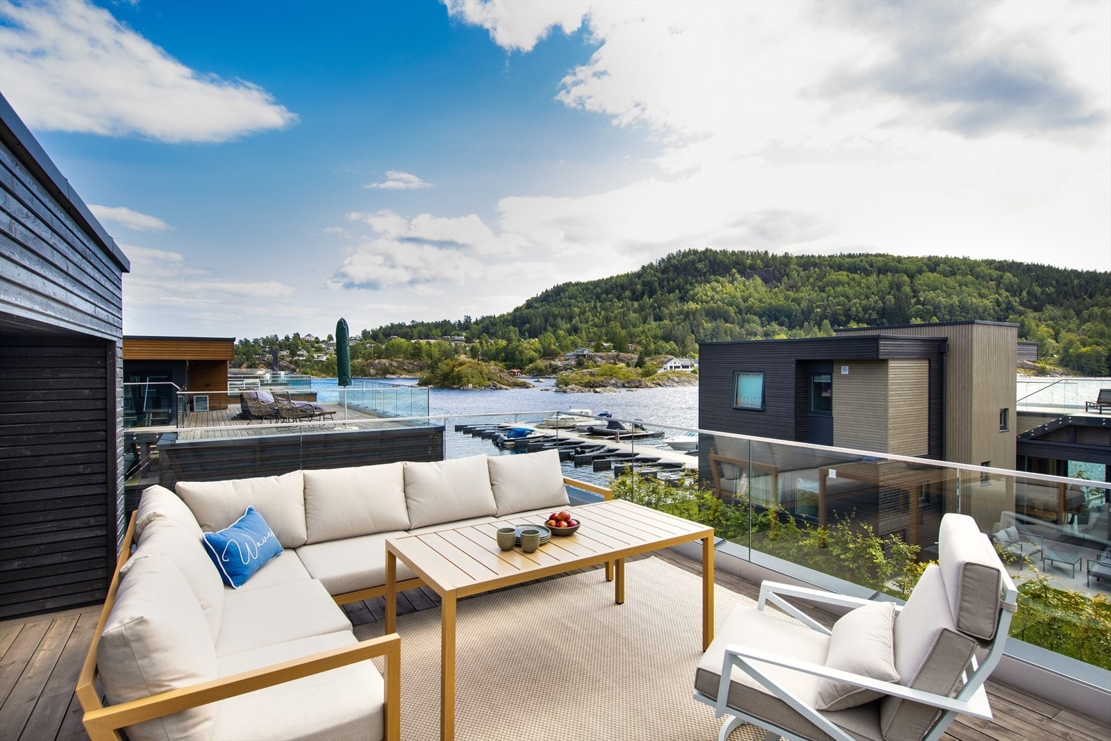 Stor takterrasse med sol fra morgen til kveld. Galleribilde