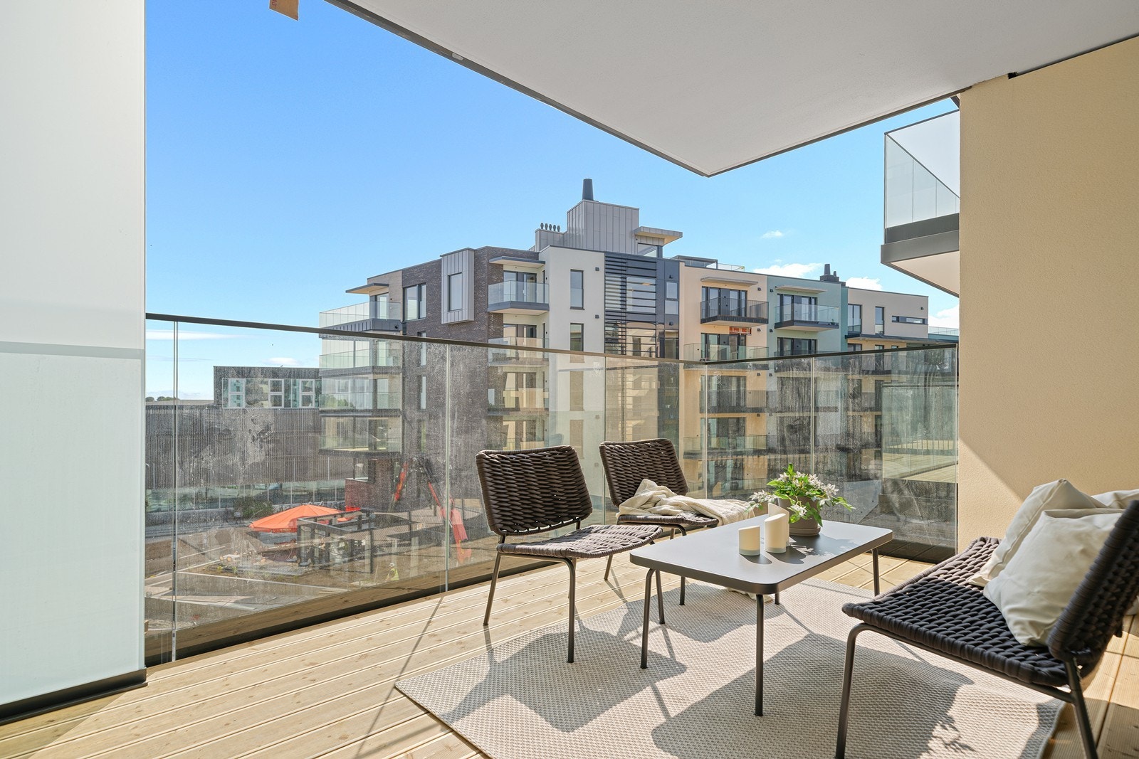 Balkongen ligger luftig til med gode solforhold på ettermiddagstid Galleribilde