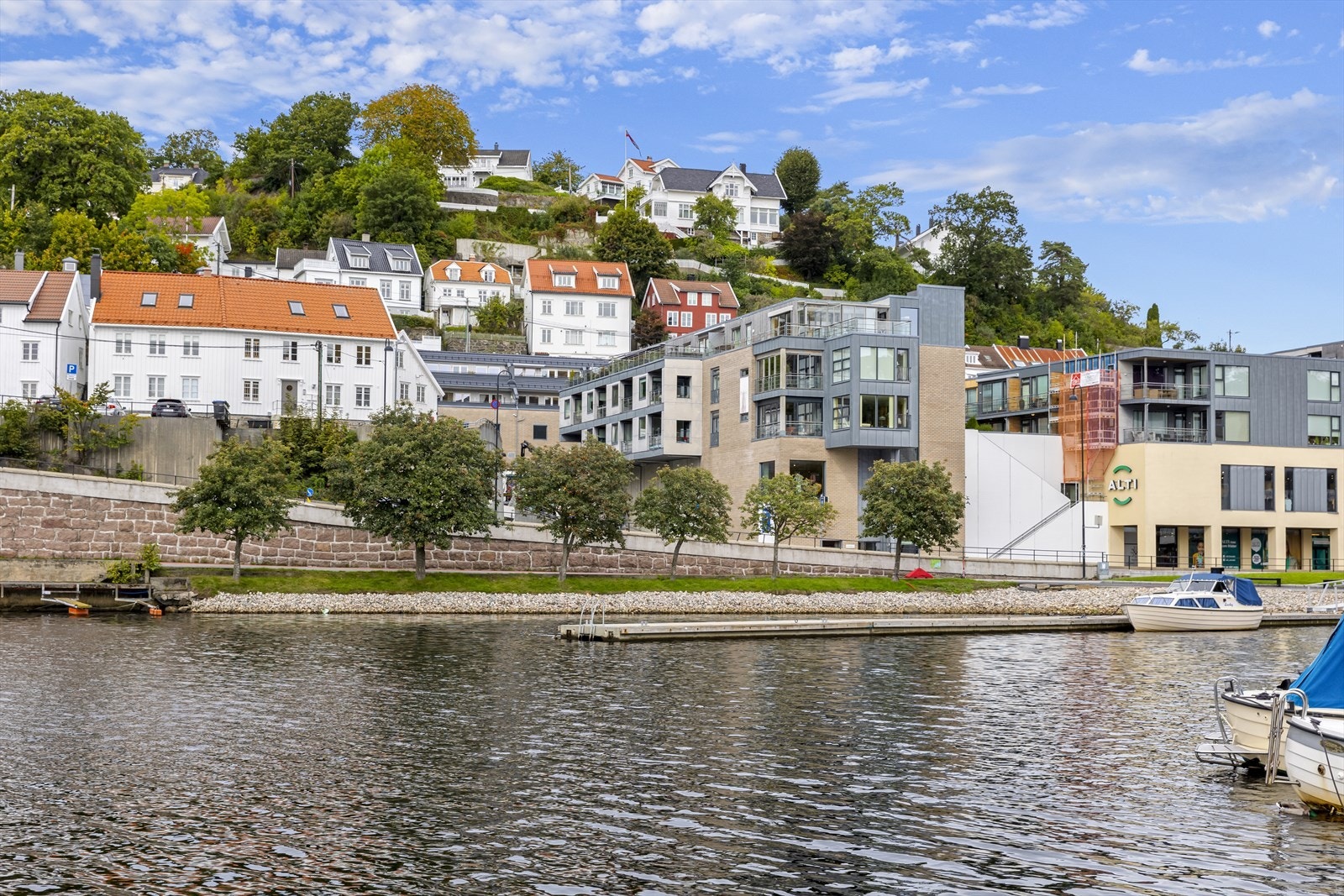 Her bor man midt i byen med byens kjøpesenter og alt man trenger i kjelleretasjen. Heis rett ned! Foto: Hallvard Rimereit. Galleribilde