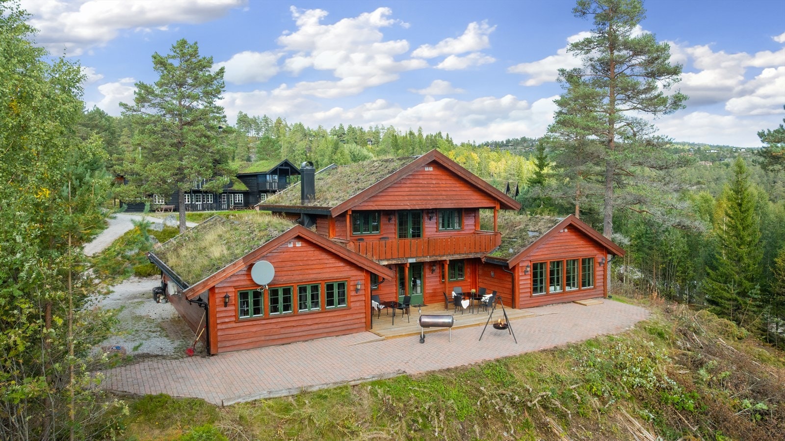 Rundt hytta er det belegningssstein og terrasse mot syd med fint utsyn over områden rundt. Forøvrig i hovedsak naturtomt. Galleribilde