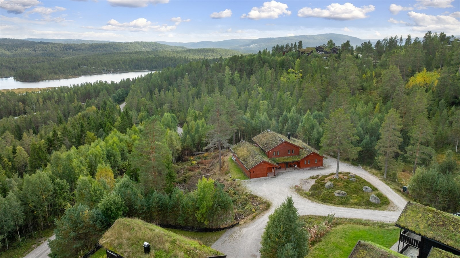 Romslig endetomt mot friareal, usjenert og skjermet med flat tomt rundt bebyggelsen opparbeidet med romslig gårdstun og god parkering. Galleribilde