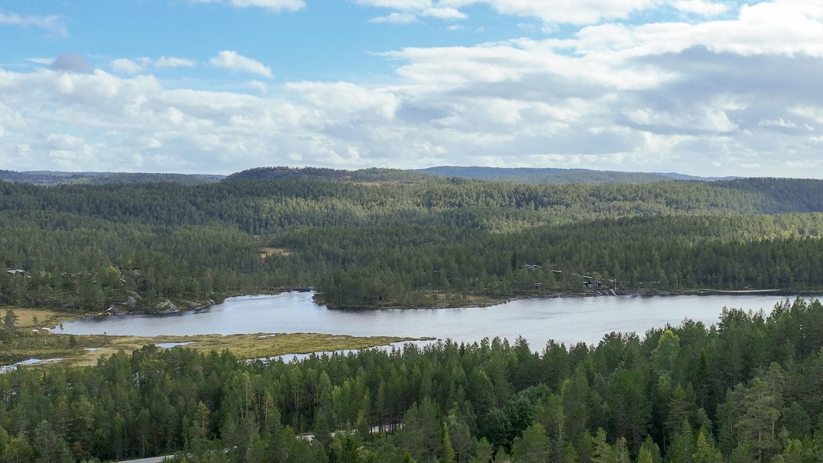 Gautefall er et attraktivt feriested som byr på vakker natur og ulike aktiviteter sommer som vinter, noe som gjør stedet til et komplett helsårsdestinasjon for hele familien. Galleribilde
