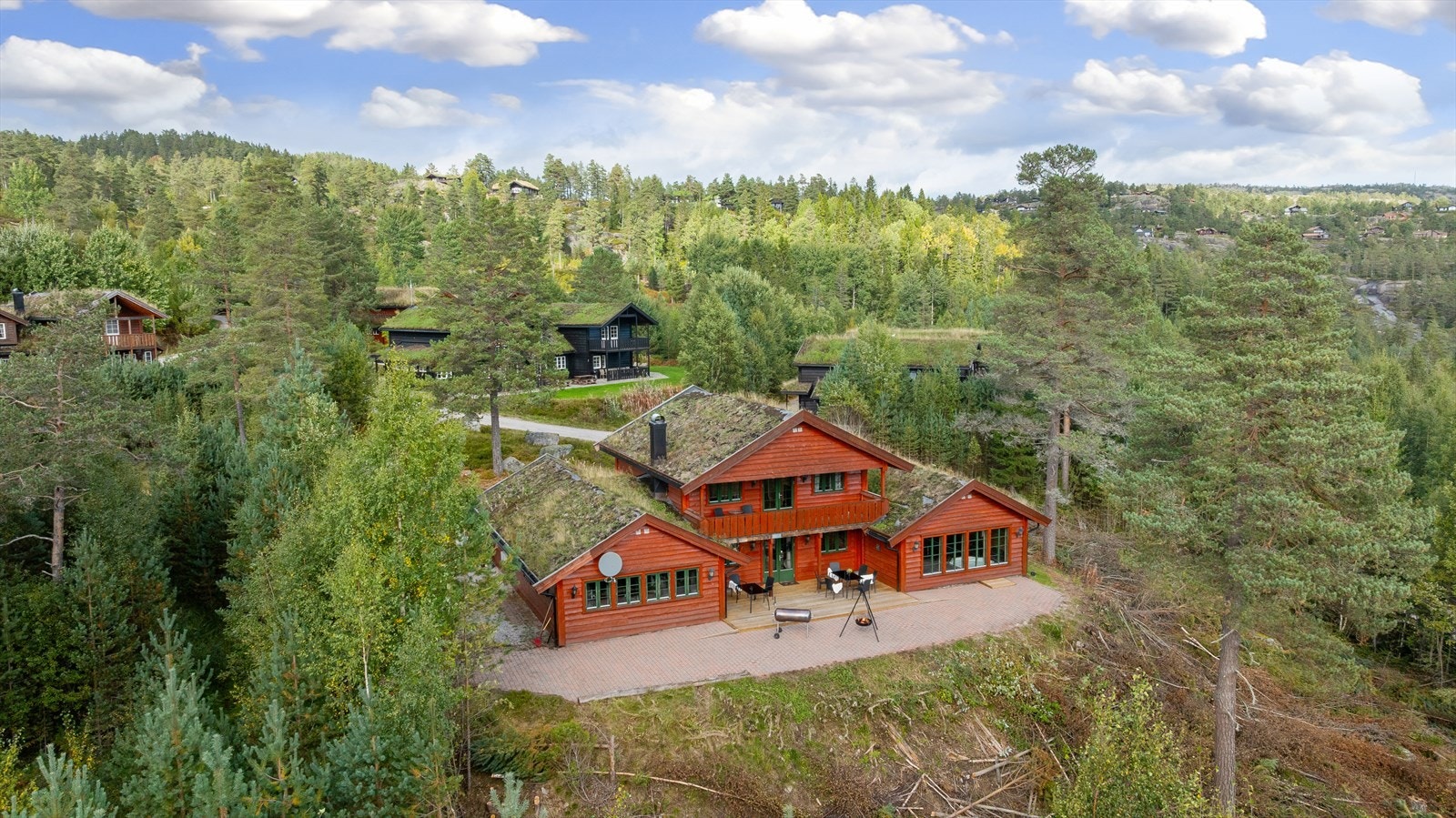 Eiendommen ligger fint til med gode solforhold, omkranset av vakker natur og fritt utsyn. Hytta har en fin beliggenhet i feltet med endetomt uten gjennomgangstrafikk. Foto: Kalisfoto Galleribilde