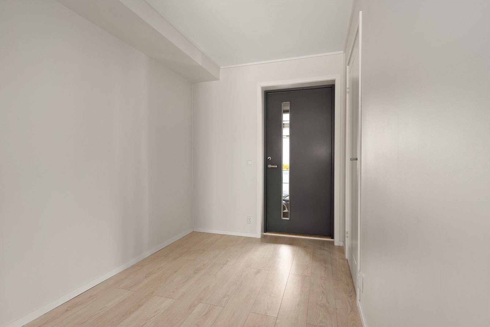 Entre. Her er det god plass å montere garderobe. Galleribilde