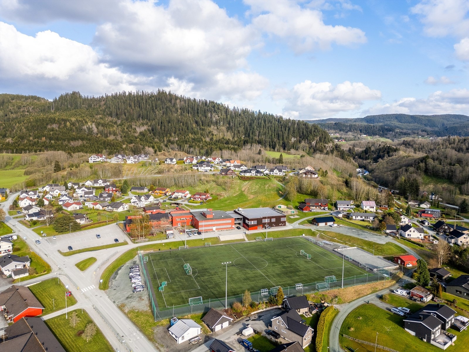 Flå skole ligger like ved. I tilknytning til skolen finner man kunstgressbane. Galleribilde