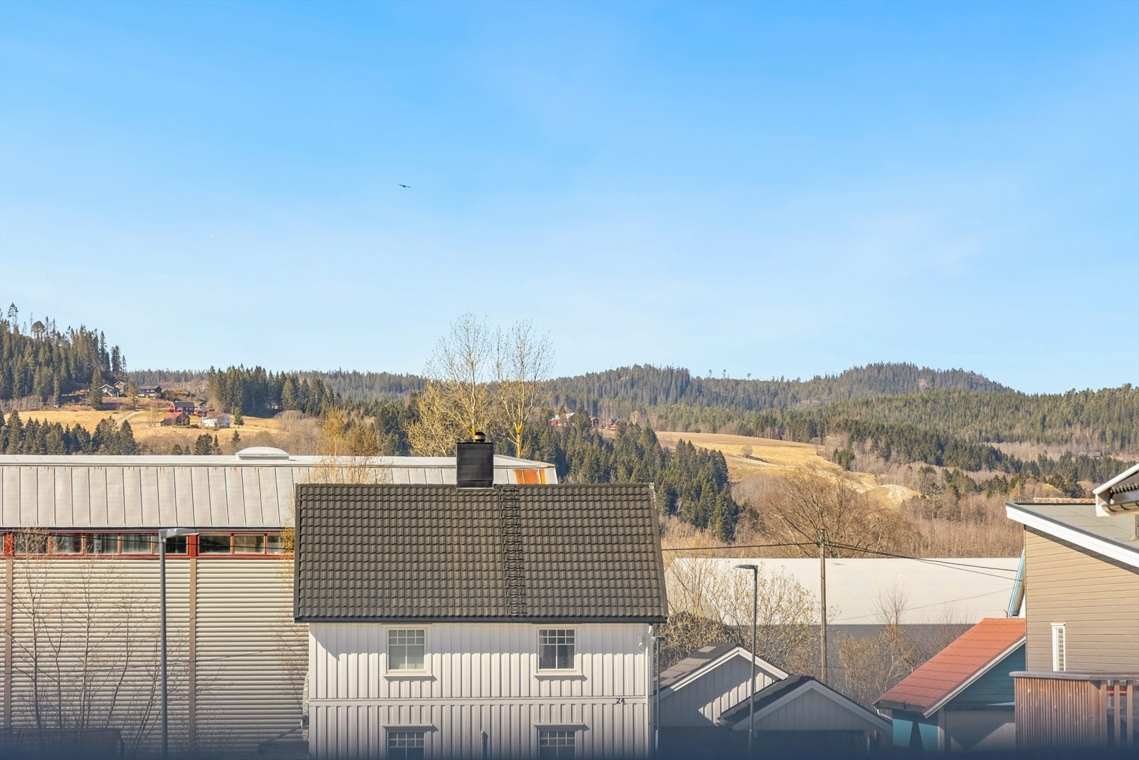 Verandaen ligger usjenert til mot vest, vendt mot grønnkledde åser. Galleribilde