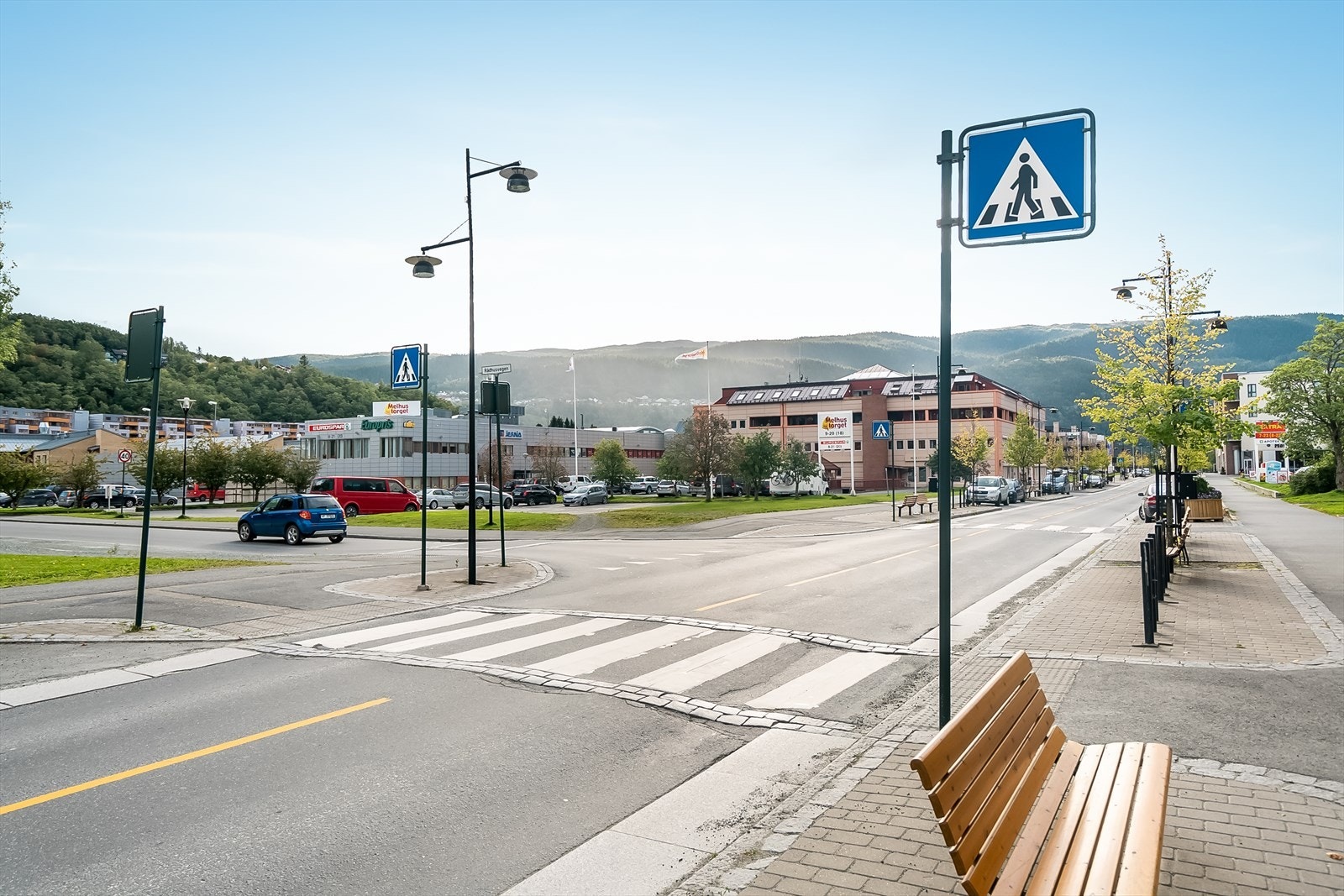 Ønsker man et større utvalg av fasiliteter, er veien kort til Melhus sentrum, ca. 10 minutter i bil. Melhus byr på flere dagligvarebutikker, apotek, restauranter mm. Galleribilde