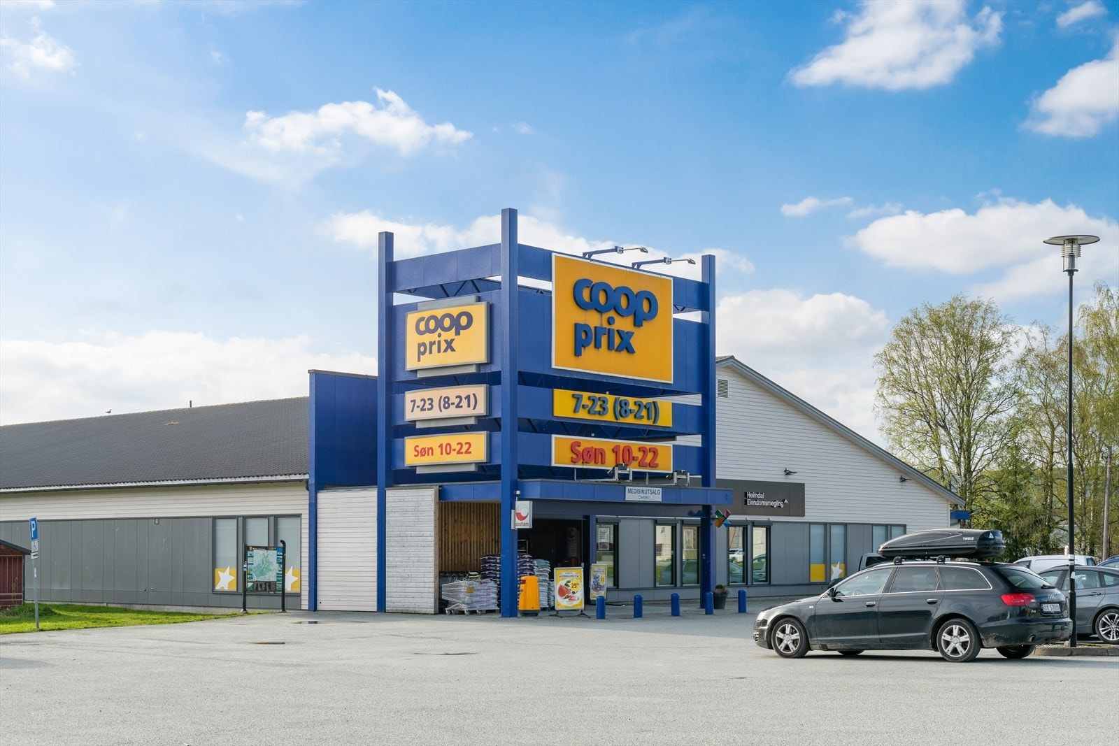 Coop Prix Ler ligger kun noen minutters gange unna og byr også på søndagsåpent og post-i-butikk. Galleribilde