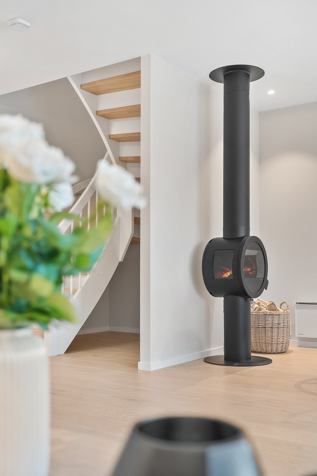 Lune kvelder sikres av en moderne peis, plassert slik at stemningen nytes fra både sofaen og spiseplassen. Galleribilde