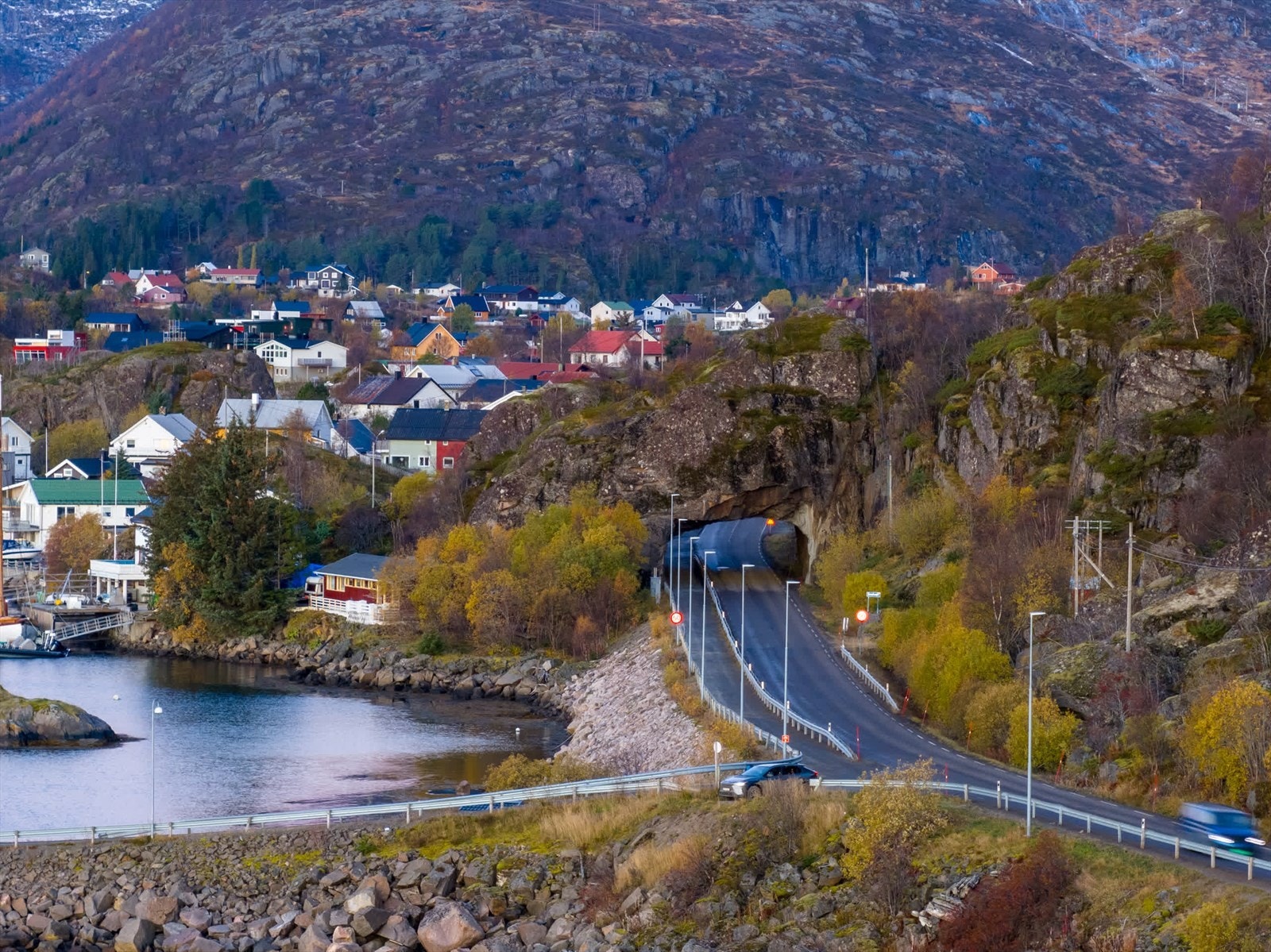 Trygg ferdsel via gang og sykkelsti inn mot Svolvær. Ca 10 minutters sykkeltur og du er i Svolvær sentrum. Galleribilde