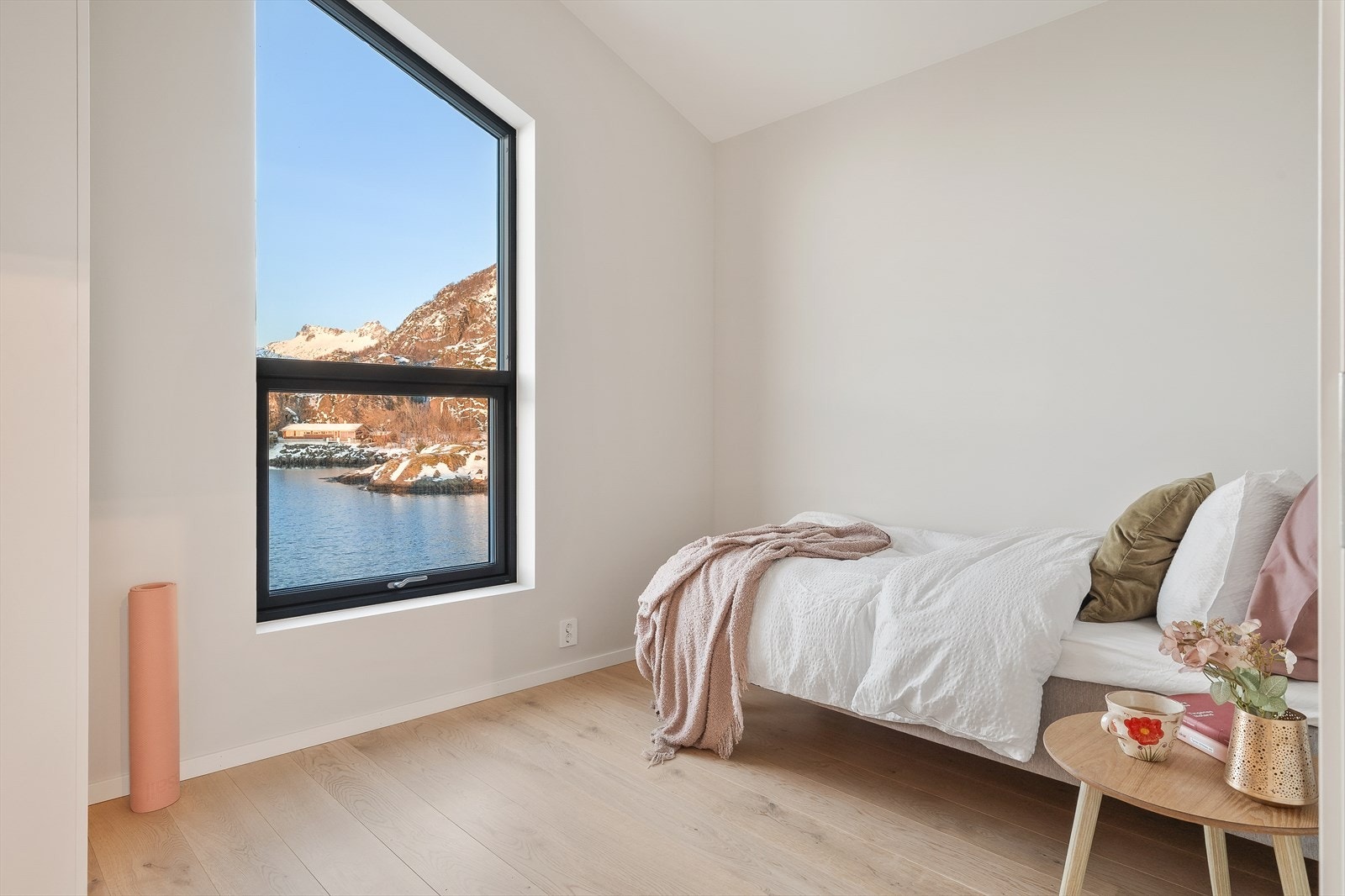 Lyset strømmer inn fra store vinduer, og sammen med god takhøyde gir dagslyset en luftig atmosfære på soverommene. Galleribilde