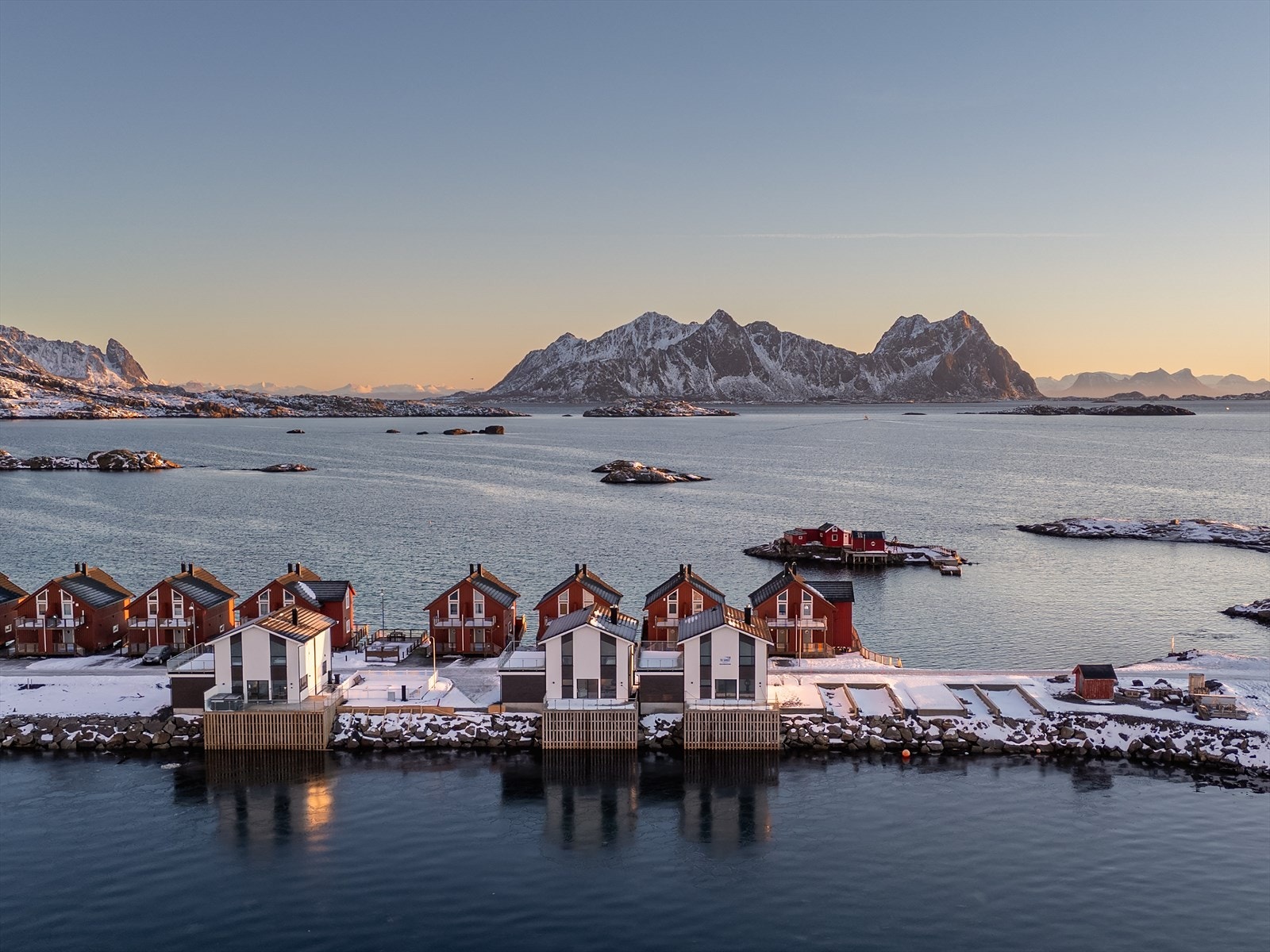 De 3 første husene er ferdigstilt og ett av dem er solgt. Grunnarbeidet på de neste husene er klargjort. Kontakt megler for mer informasjon. Galleribilde