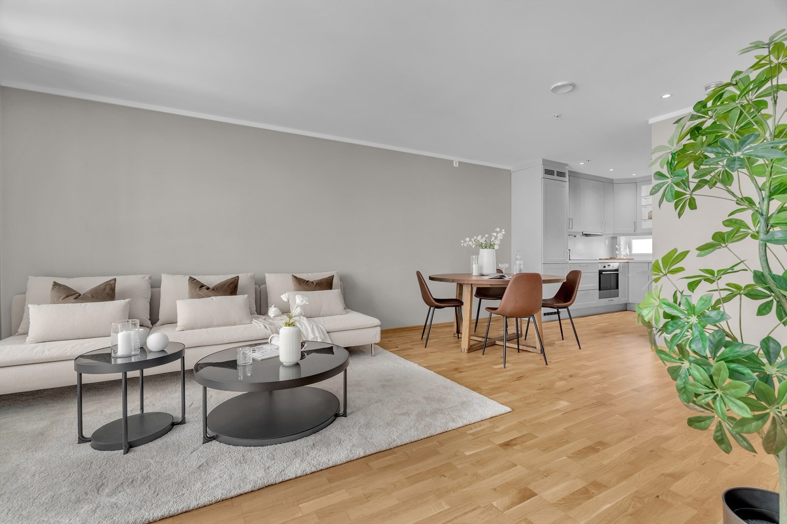 Her får du lyse, moderne overflater som harmonerer godt med hverandre Galleribilde