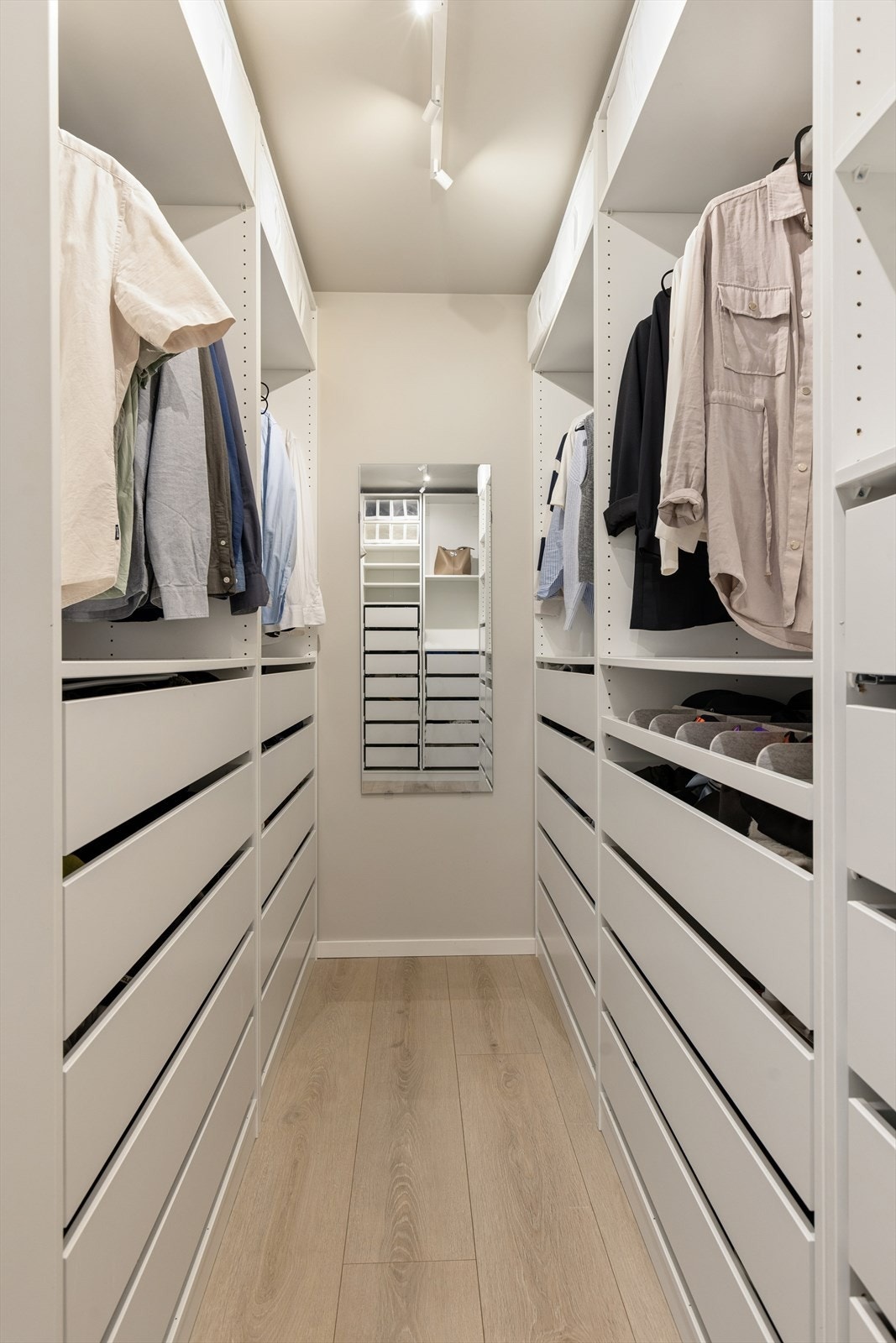 Praktisk walk-in closet/bod. Galleribilde
