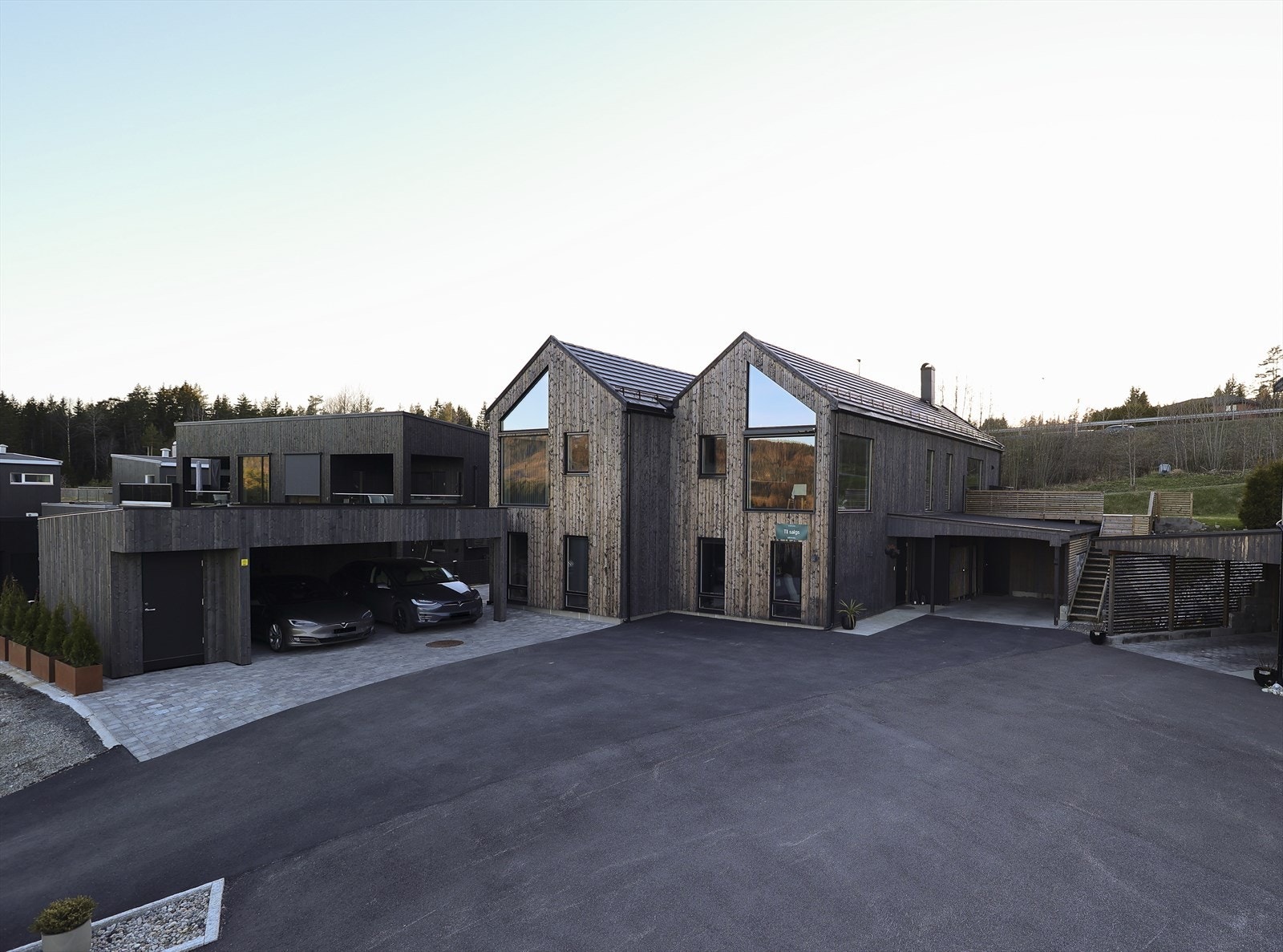 Eiendommen er etablert i familievennlige boligomgivelser i et nyere boligområde på Fiskum. Den ligger solrikt med nærhet til både Fiskumvannet og idylliske Fiskumelva, som gir gode muligheter for naturopplevelser og rekreasjon. Galleribilde