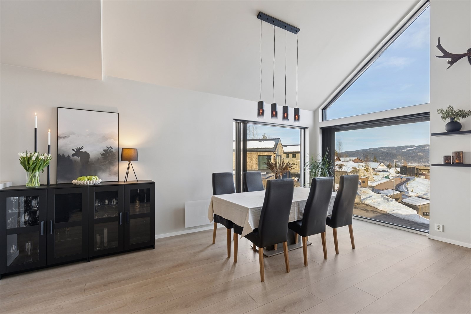 Det er god plass til spisebord der man kan samle familie og venner til hyggelgie sammenkomster. Galleribilde