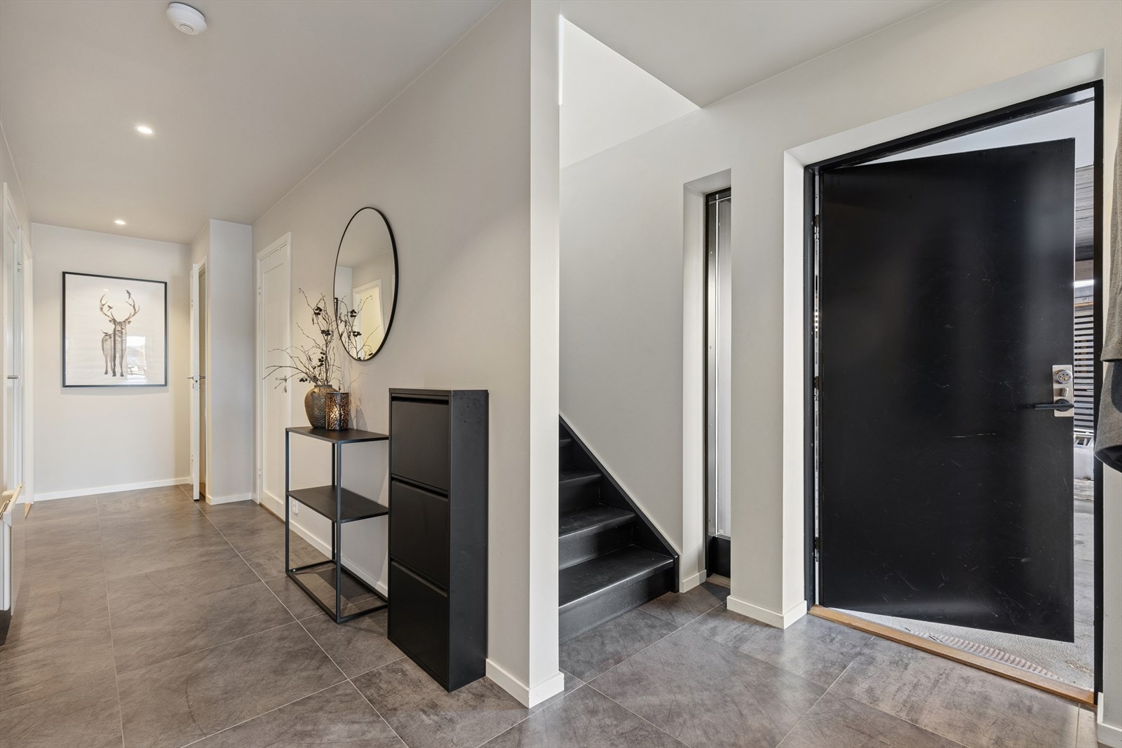 Det første som møter deg når du kommer inn er en flislagt entré med downligts i himling og plass til sko og yttertøy. Galleribilde