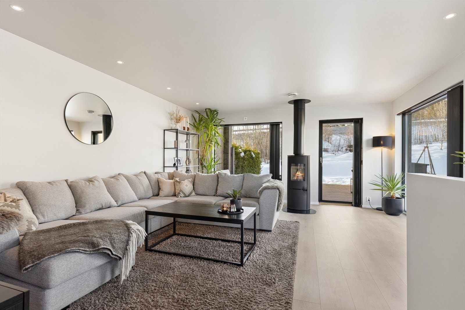 Innbydende stue med god plass til sofa og annet ønsket innventar. Galleribilde