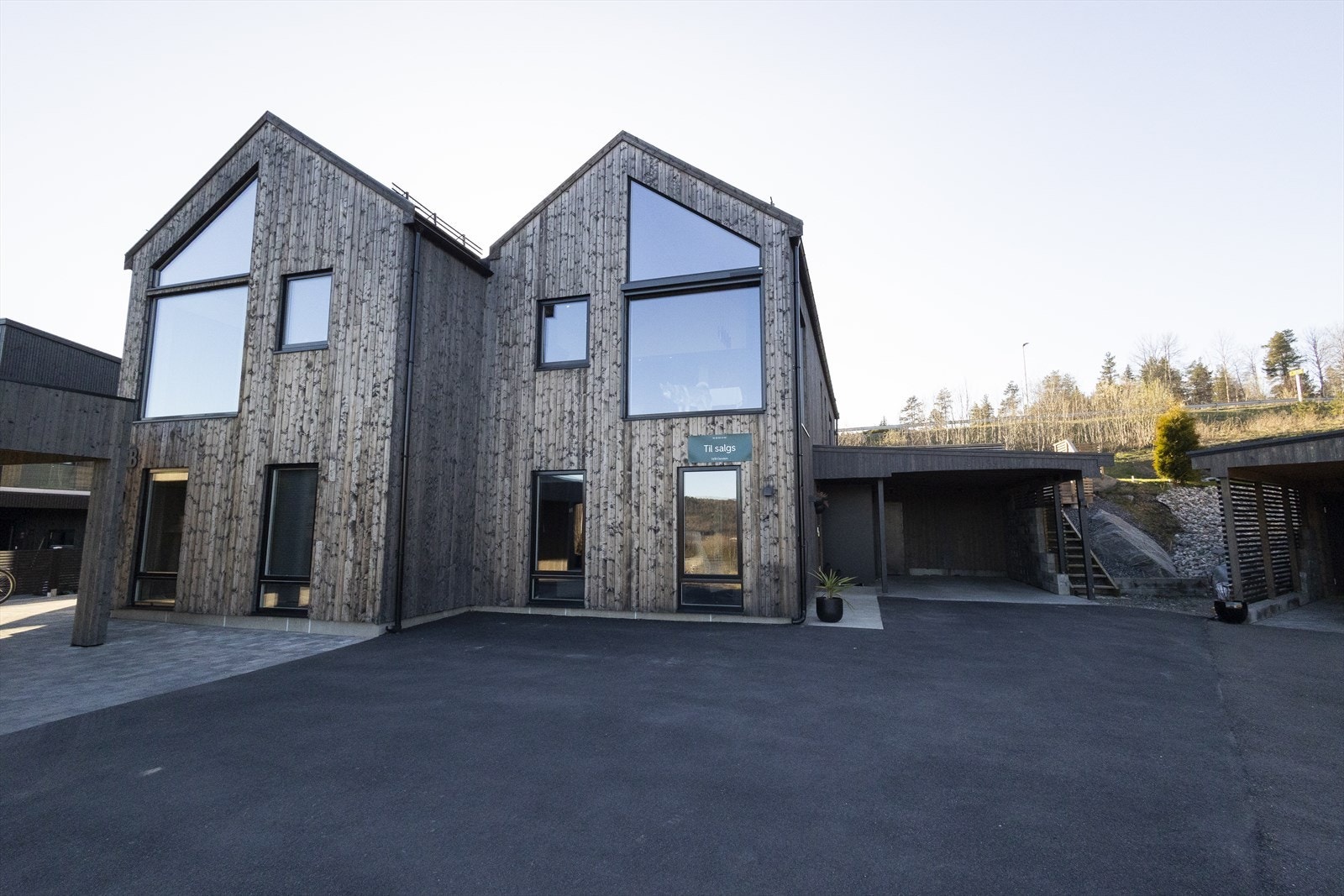 Bilen kan parkeres i carport med tilhørende bod. Galleribilde