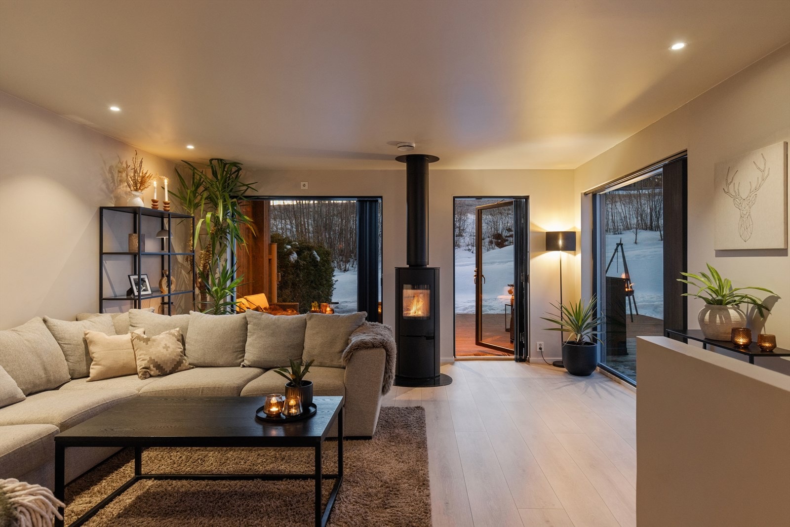 Store vindusflater slipper inn rikelig med naturlig lys. Galleribilde