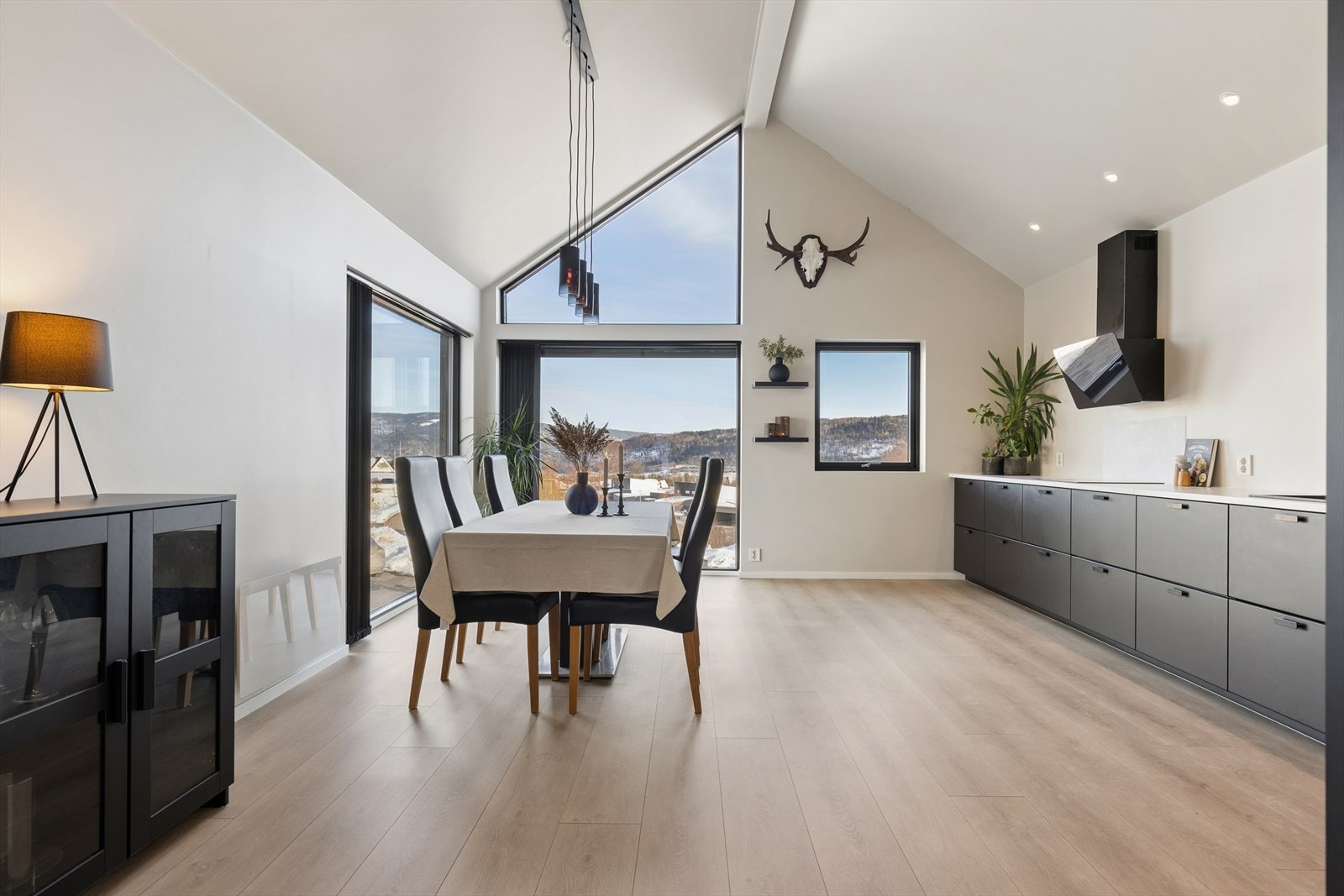 Kjøkken med spiseplass. Galleribilde