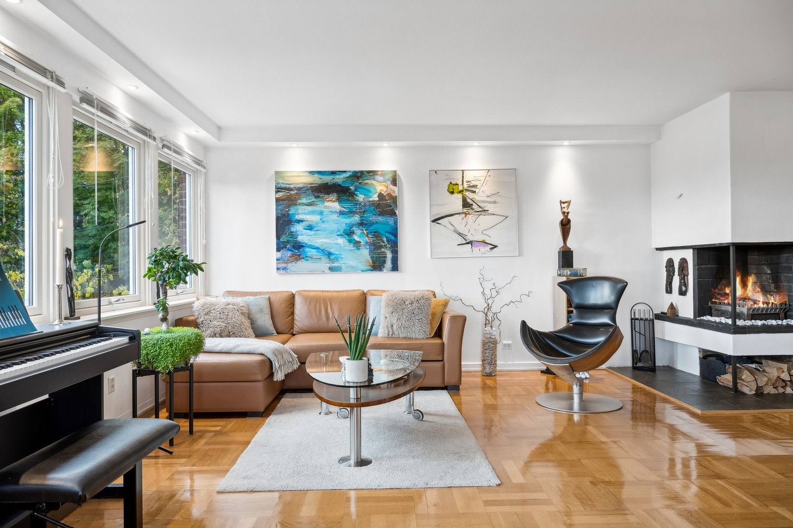 Stuen har god plass, og er åpen med store vinduer. Galleribilde