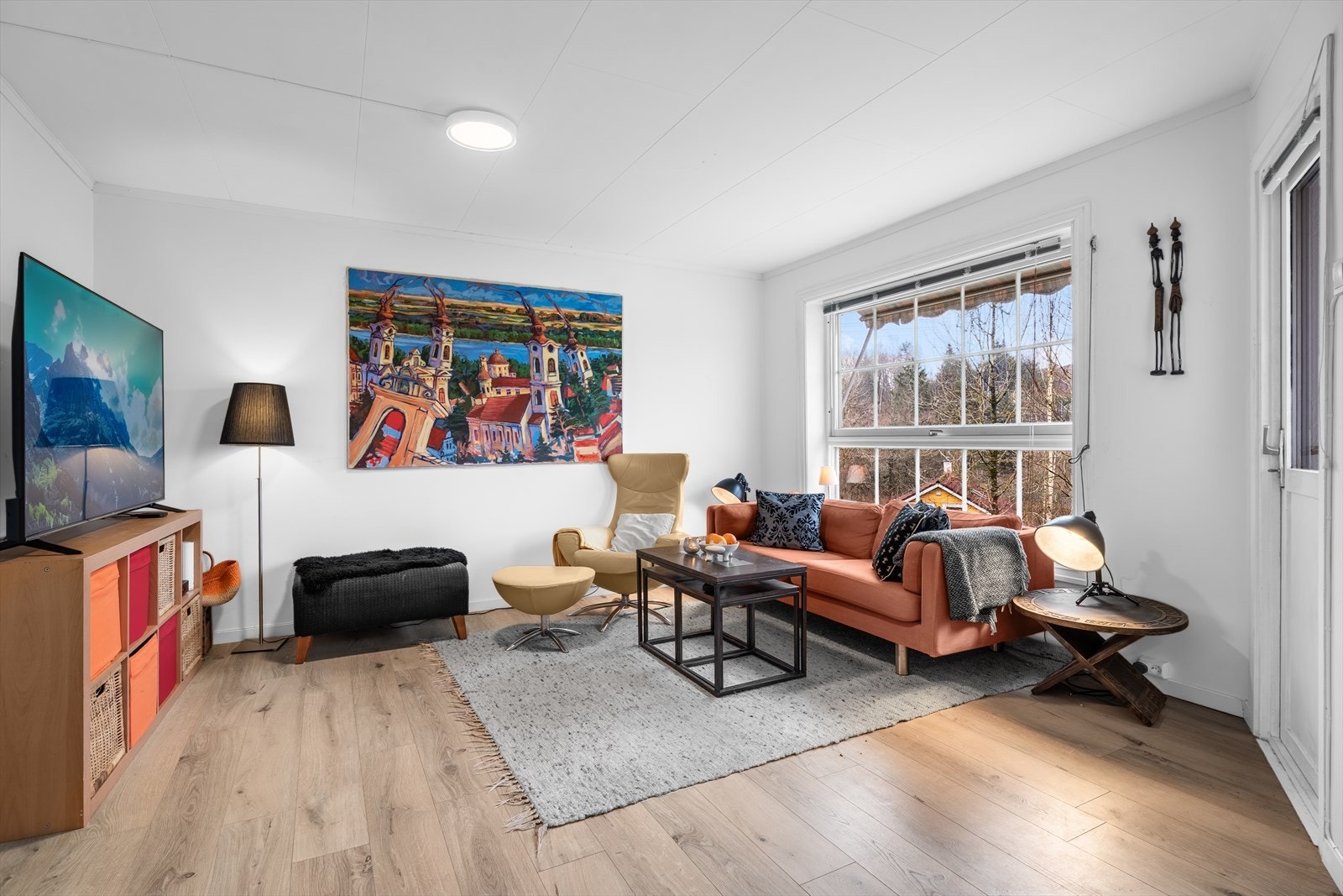 Laminatgulv og store vindusflater gir et lyst oppholdsrom med god utsikt. Adkomst til balkong fra stuen gir enkel tilgang til uteområdet. Galleribilde