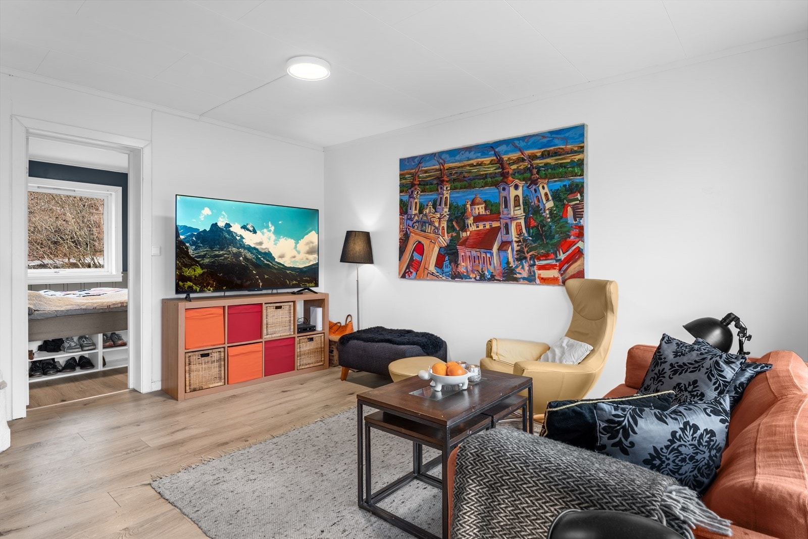 Store vinduer gir godt lysinnslipp til stuen, med plass til både TV og sittegruppe. Galleribilde
