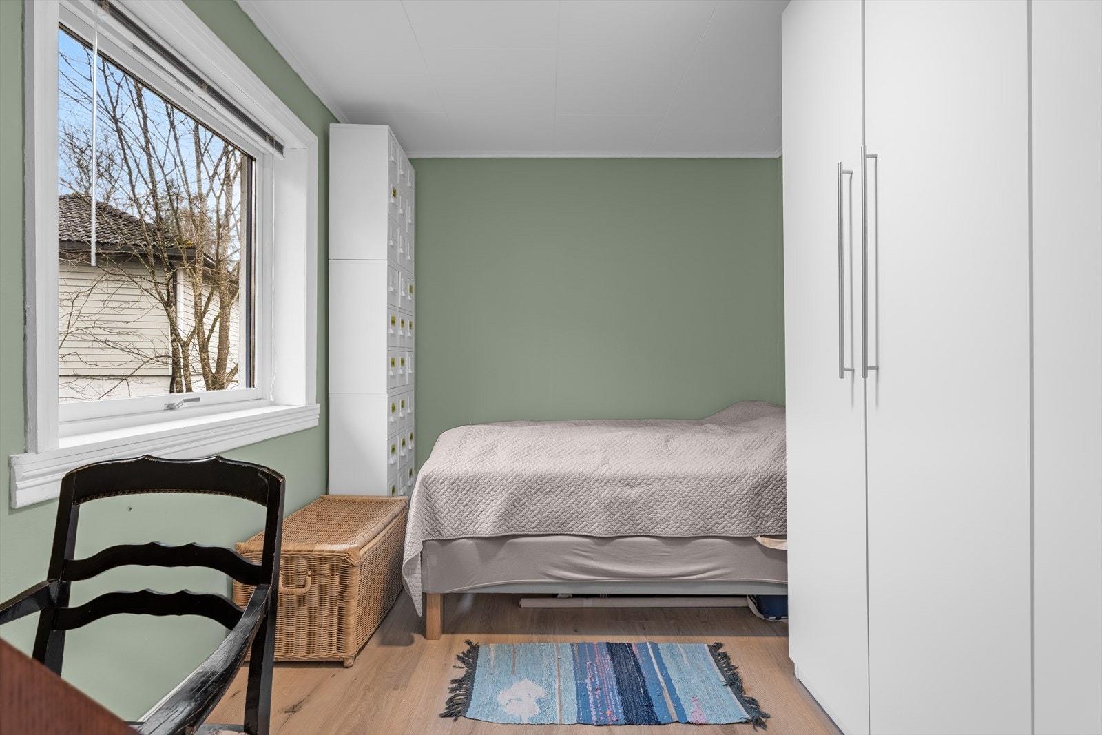 Plass til dobbeltseng og garderobe gir praktisk oppbevaring på soverommet. Galleribilde