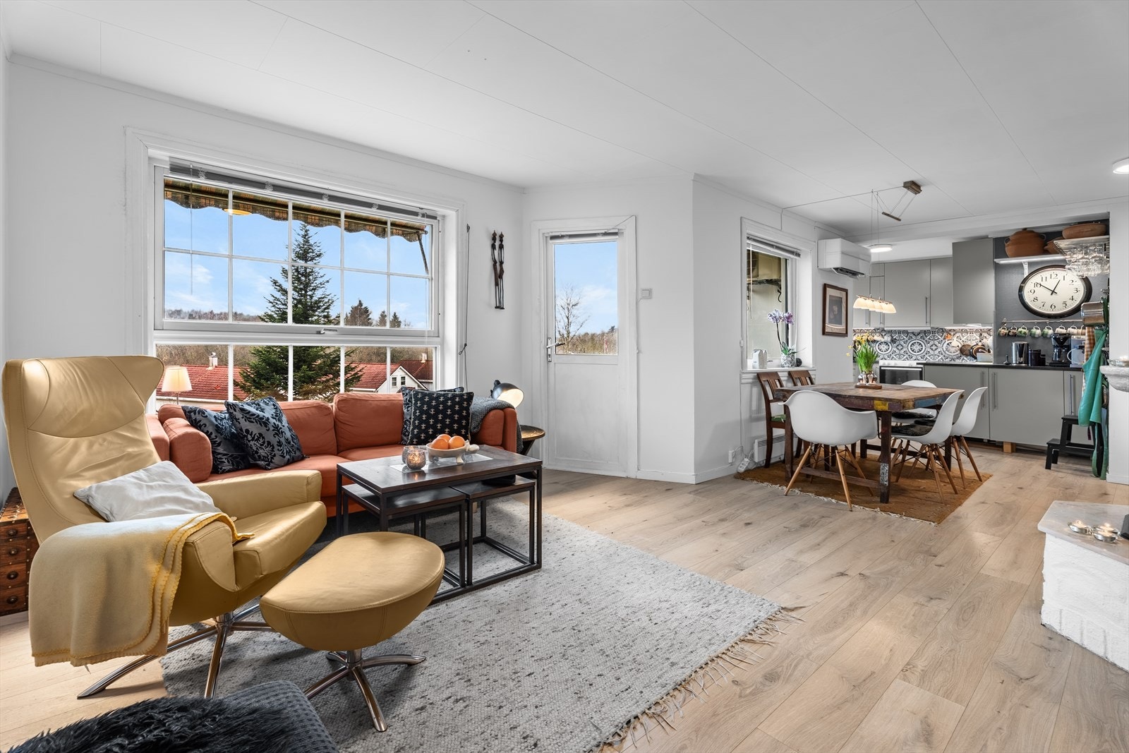 Direkte forbindelse til kjøkkenet gir en naturlig spiseplass i stuen. Galleribilde