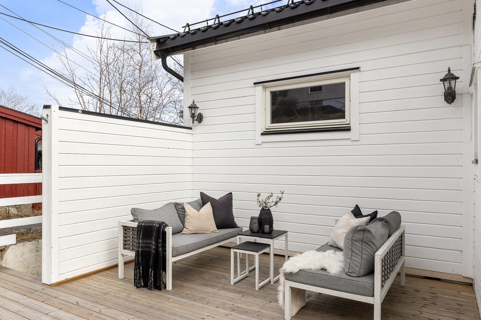 Boligen har en stor nyere terrasse ved inngangspartiet. Her er det god plass til sittegruppe med mer. Galleribilde