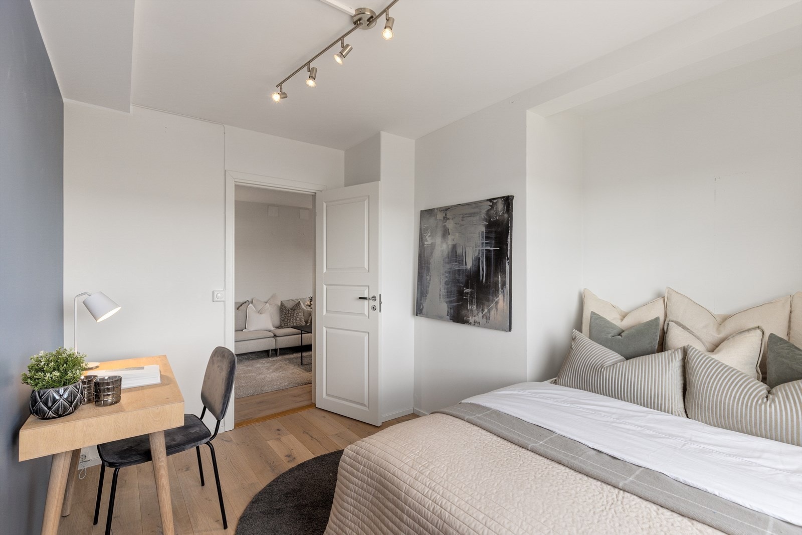 Dette gir gode rammer for både hovedsoverom og gjesterom, barnerom eller hjemmekontor. Galleribilde