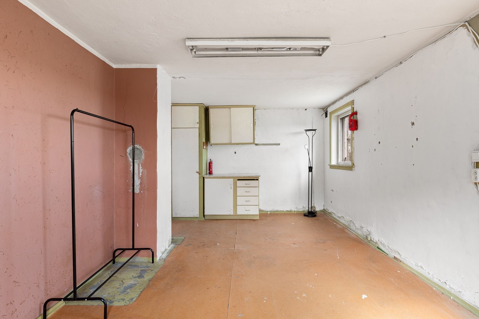 I kjelleren er det 3 uinnrede rom med stort oppgraderingsbehov. Galleribilde