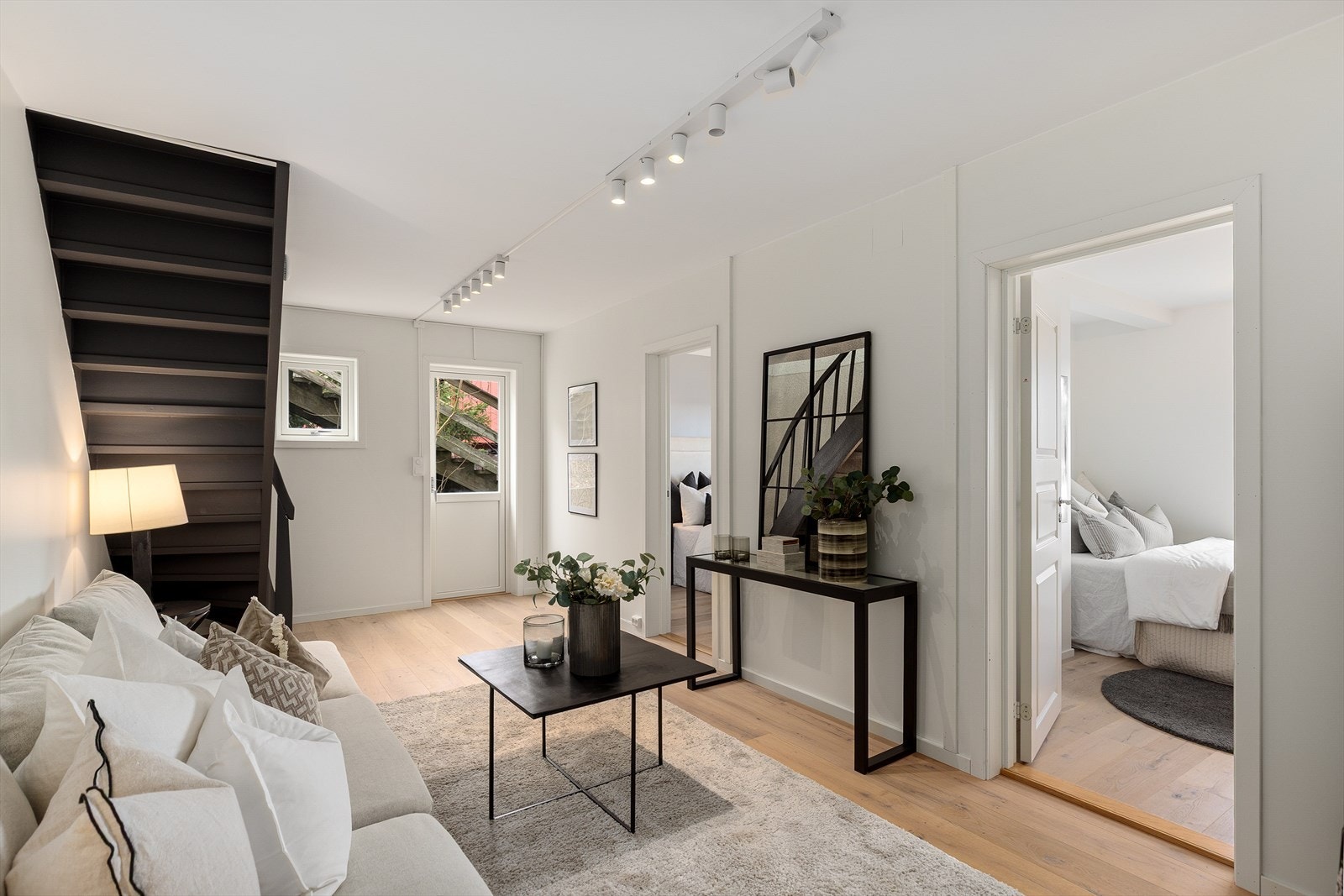I det du kommer ned trappen til underetasjen er det en trappegang med kjellerstuedel. Galleribilde