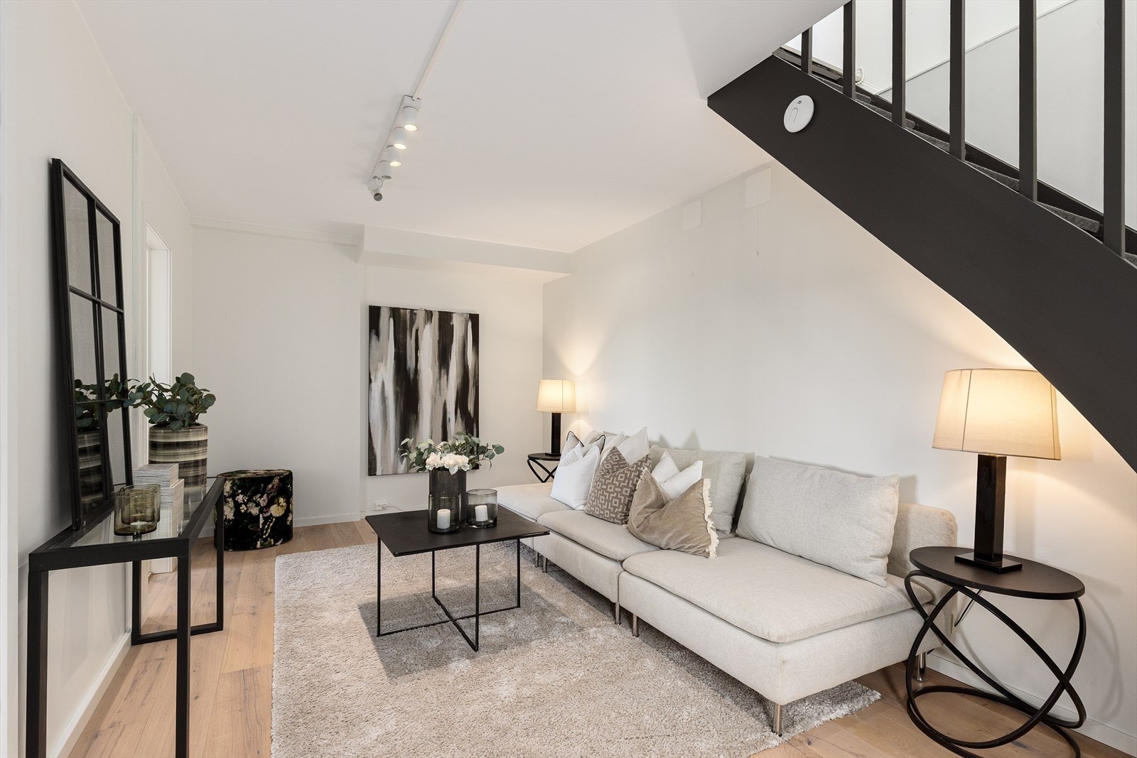 Rommet fremstår som et romslig og fleksibelt oppholdsrom med gode møbleringsmuligheter. Her er det naturlig plass til en hyggelig tv-stue med sofa og mediemøblement. Galleribilde