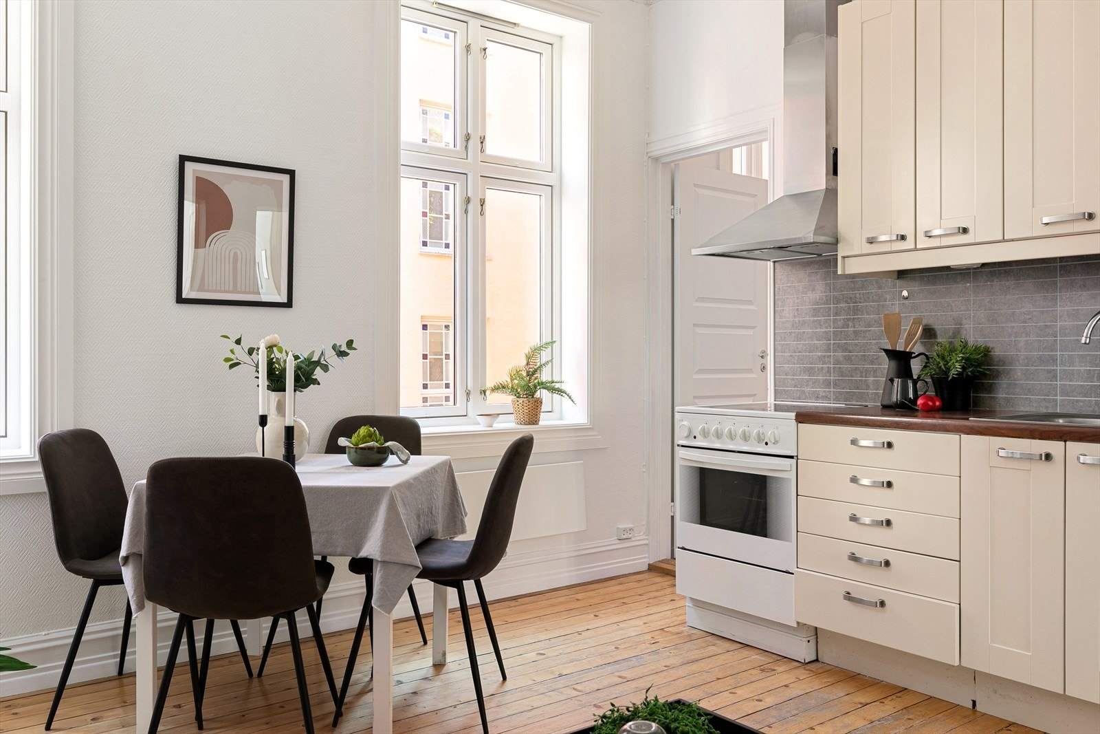I tilknytning til kjøkkenet er det plass til en hyggelig spisestue - perfekt for hyggelige måltider med venner eller familie. Galleribilde