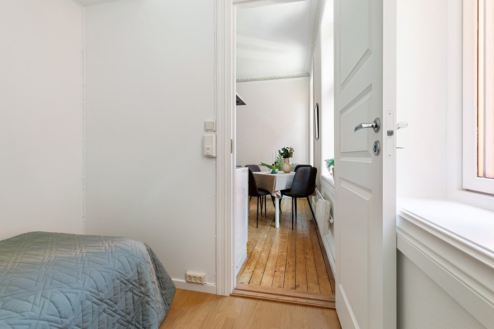 Soverom 2 er plassert med inngang fra stuen og vender inn mot bakgården. Galleribilde