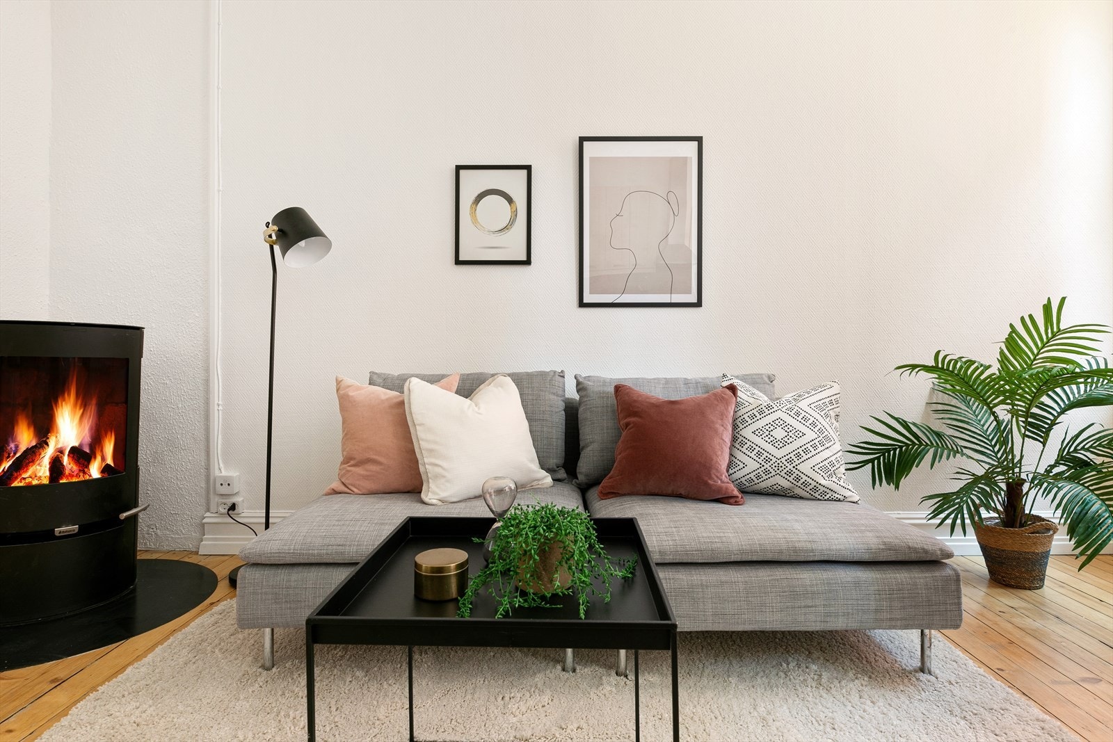 I stuen er det montert en peis som gir lunt lys og varme på kalde kvelder. Galleribilde