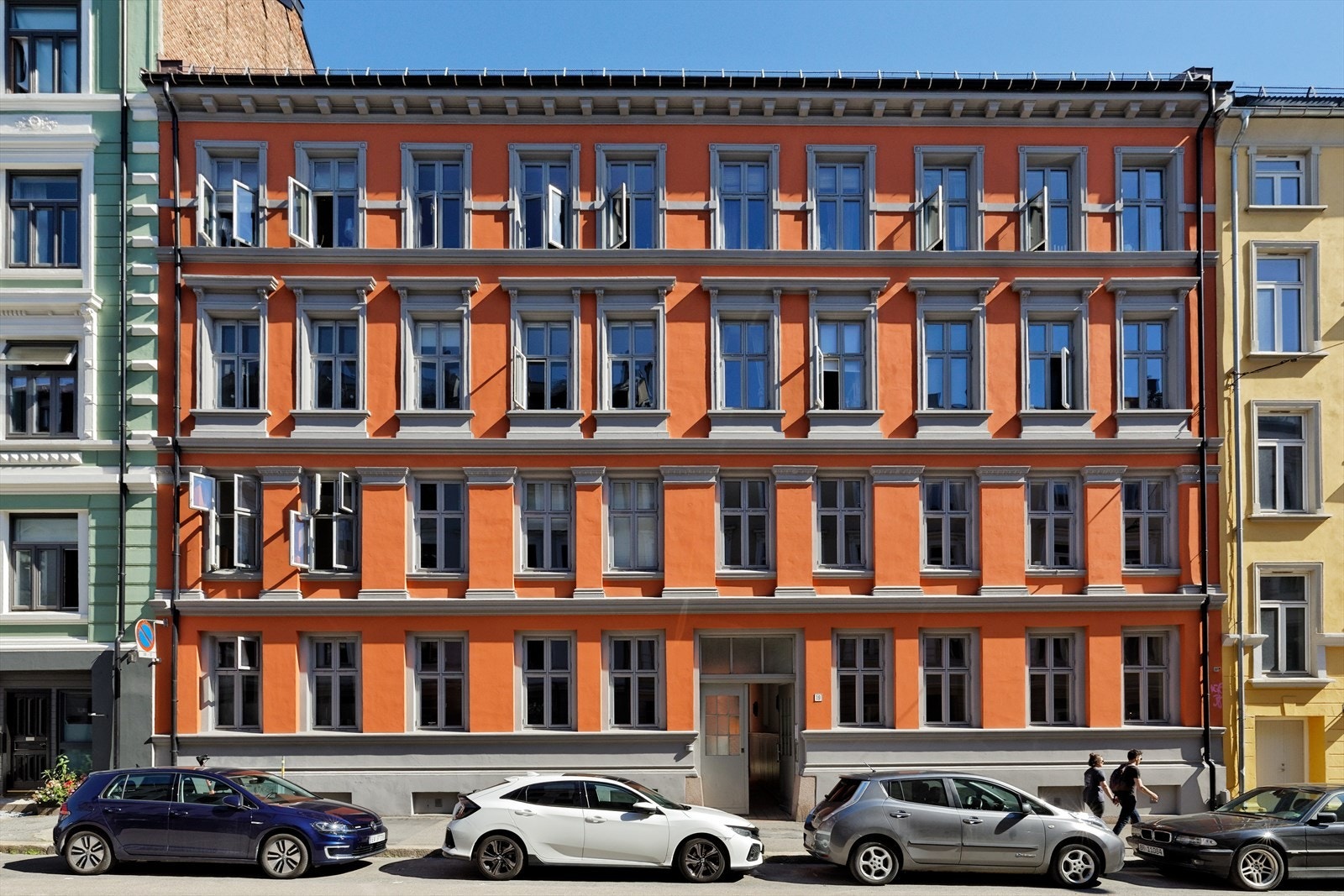 En lys og gjennomgående leilighet i en klassisk bygård fra 1899, som fikk en moderne rehabilitering av fasaden i 2020. Galleribilde