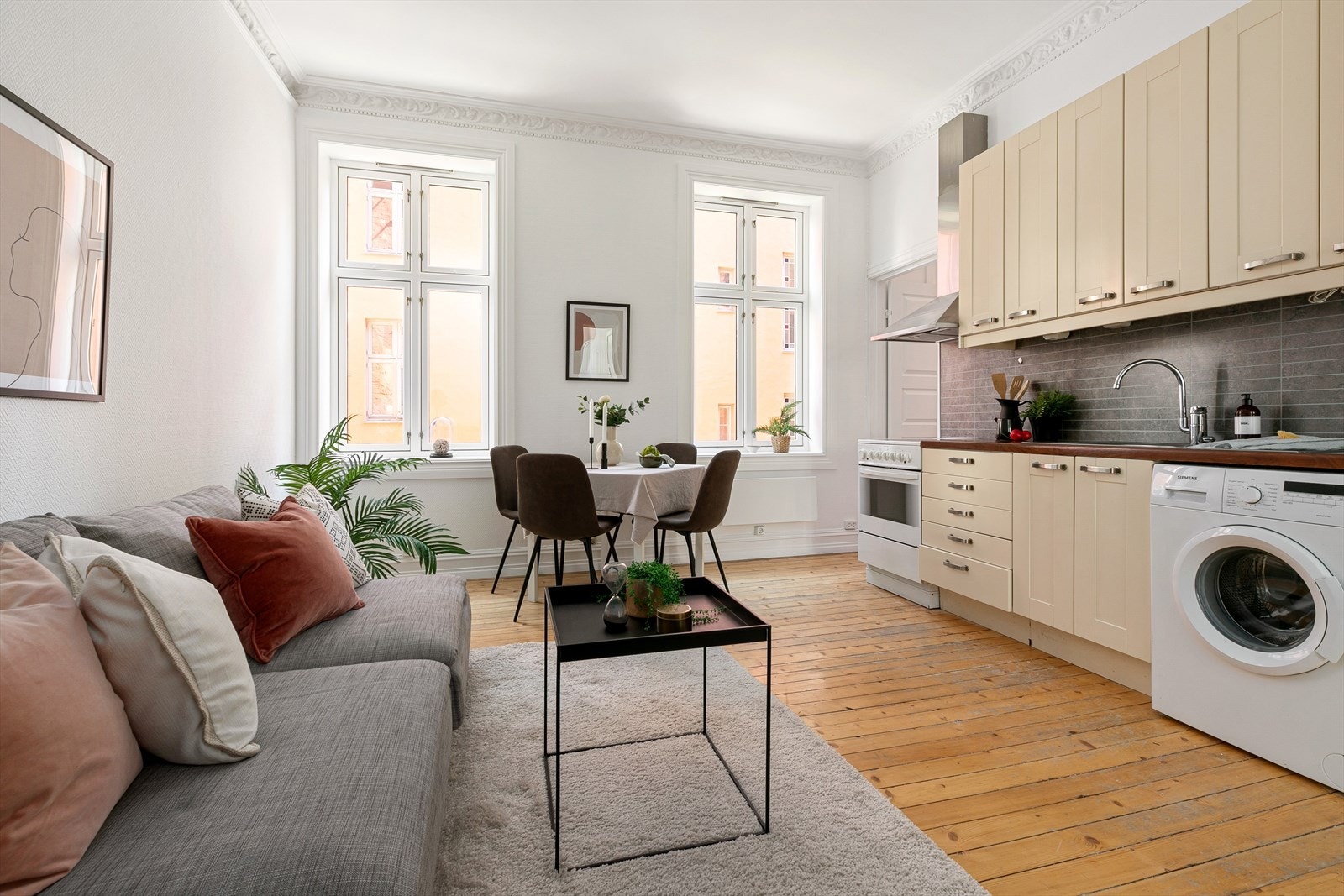 Hjertet i boligen er den åpne løsningen som preges av en luftig atmosfære og vakker, original stukkatur i himlingene. Galleribilde