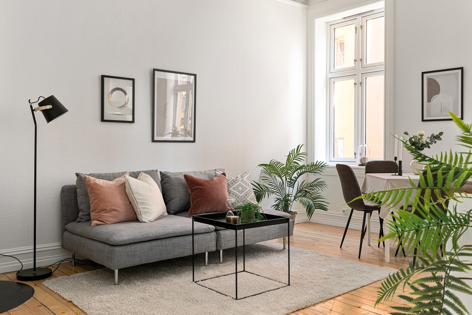 Minner om at det er lagt laminat i leiligheten i dag, og at det originale tregulvet vist på bildene ligger under laminaten. Galleribilde