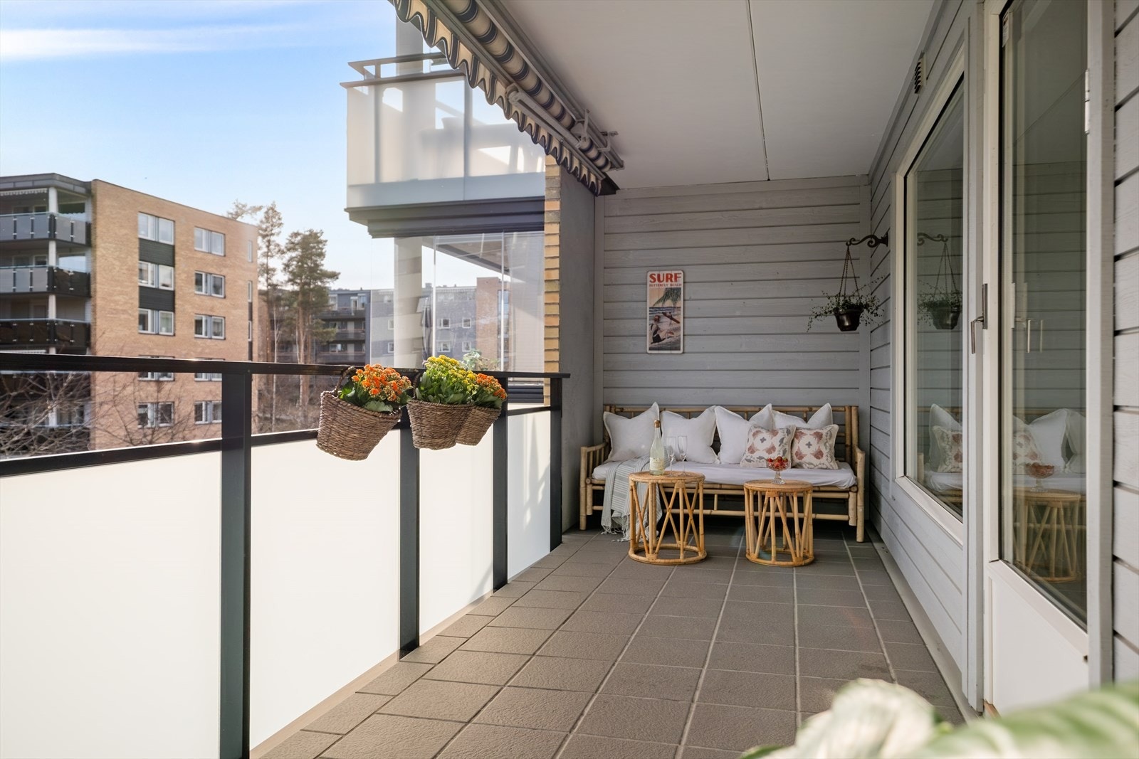 Det er en lun og koselig uteplass med plass til flere sittegrupper. Det er overbygg fra balkongen over. Galleribilde