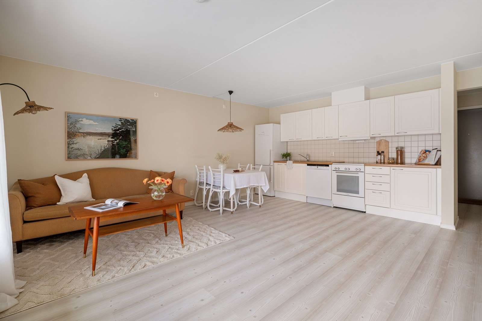 Leiligheten byr på en romslig stue i åpen løsning med kjøkken. Her kan du innrede med både langbord og sofagruppe. Galleribilde
