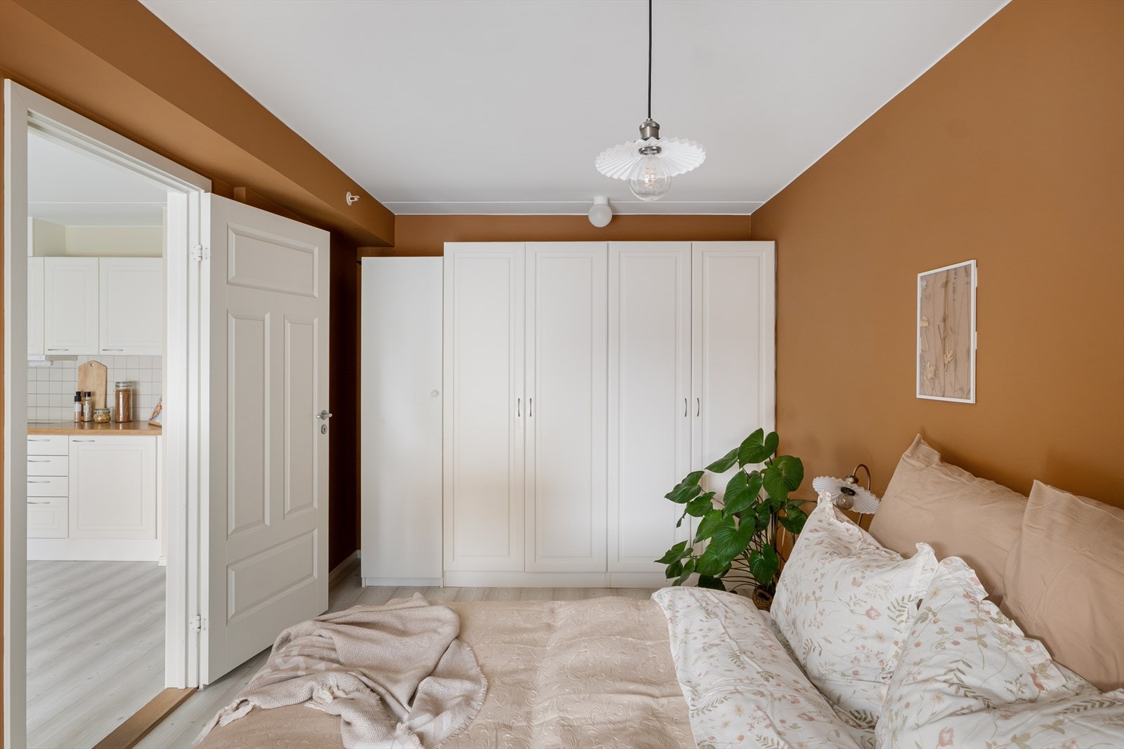 Rommet er utstyrt med garderobe langs hele den ene veggen. Galleribilde