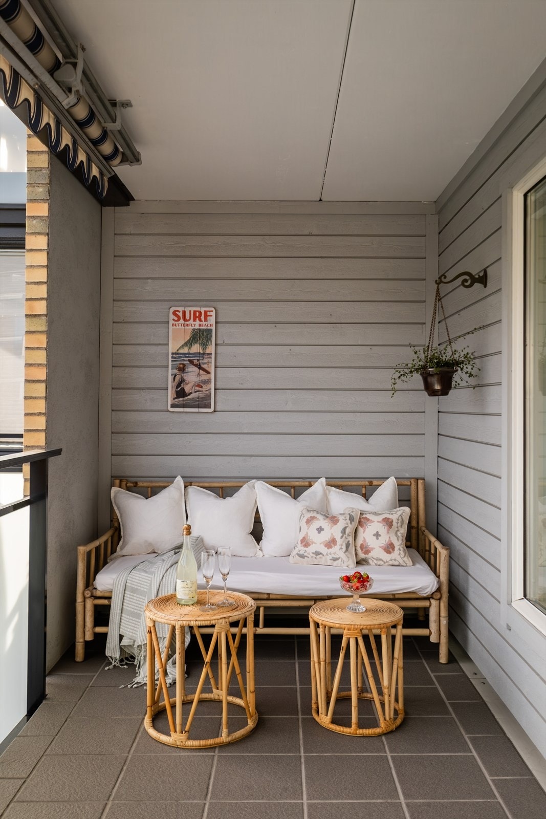 Markisen kommer godt med på sommerdagene der sola skinner inn på plassen. Galleribilde