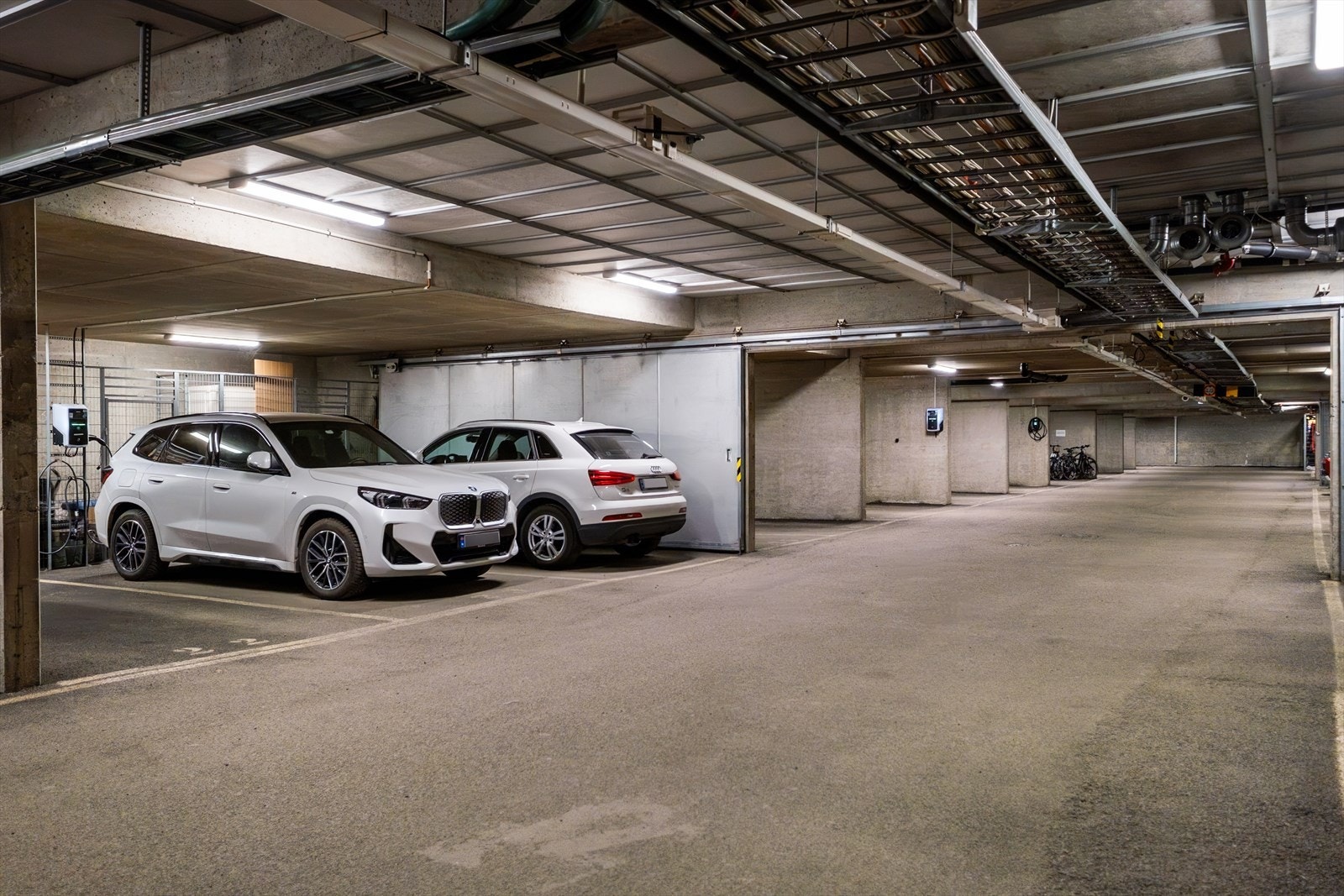 Garasjeplass 22 følger leiligheten. Det er bod bak plassen. Galleribilde
