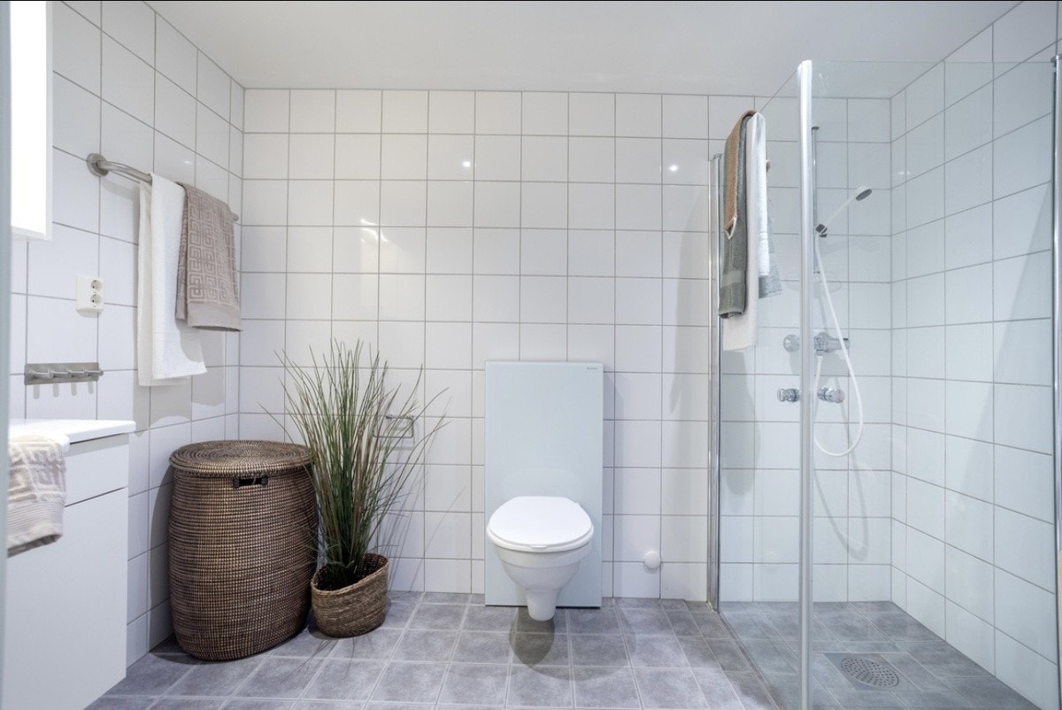 Bad med dusj og vaskemaskin Galleribilde