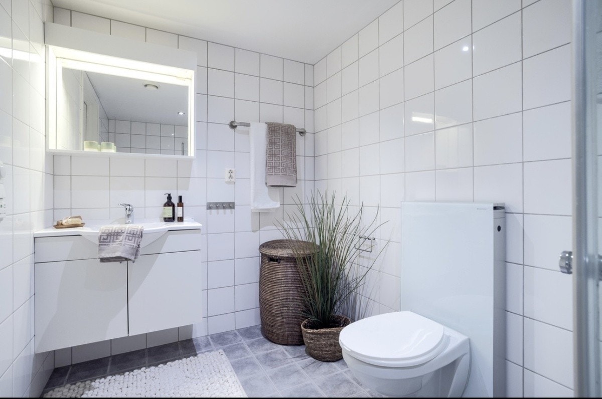 Bad med dusj og vaskemaskin Galleribilde