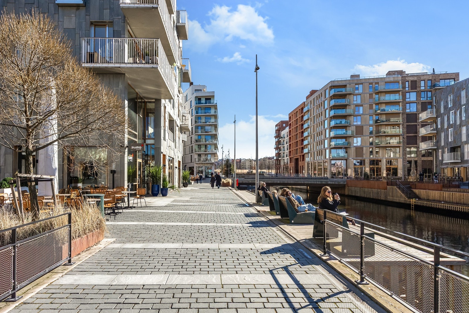 Her bor du bokstavelig talt ved vannkanten, med mulighet for et forfriskende bad, rolige kvelder i solen og hyggelige spaserturer langs havnepromenaden. Galleribilde