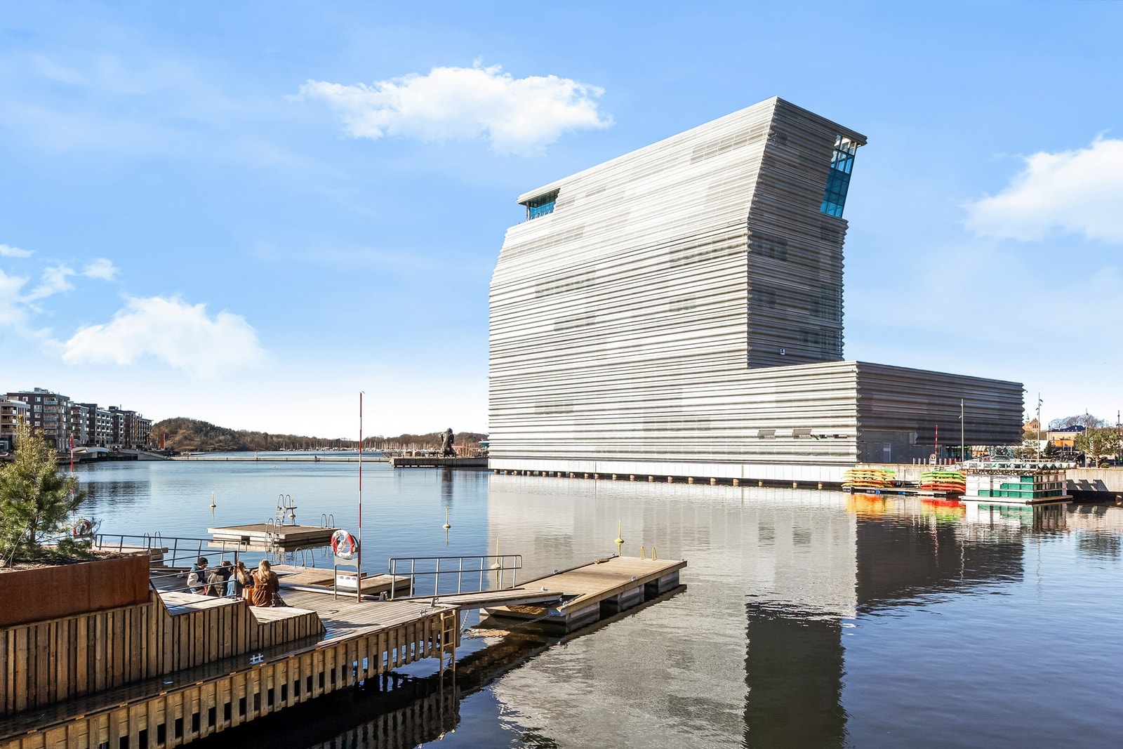 Området byr også på et rikt utvalg av restauranter, kafeer og kulturelle tilbud, noe som gjør hverdagen både enkel og inspirerende. Galleribilde